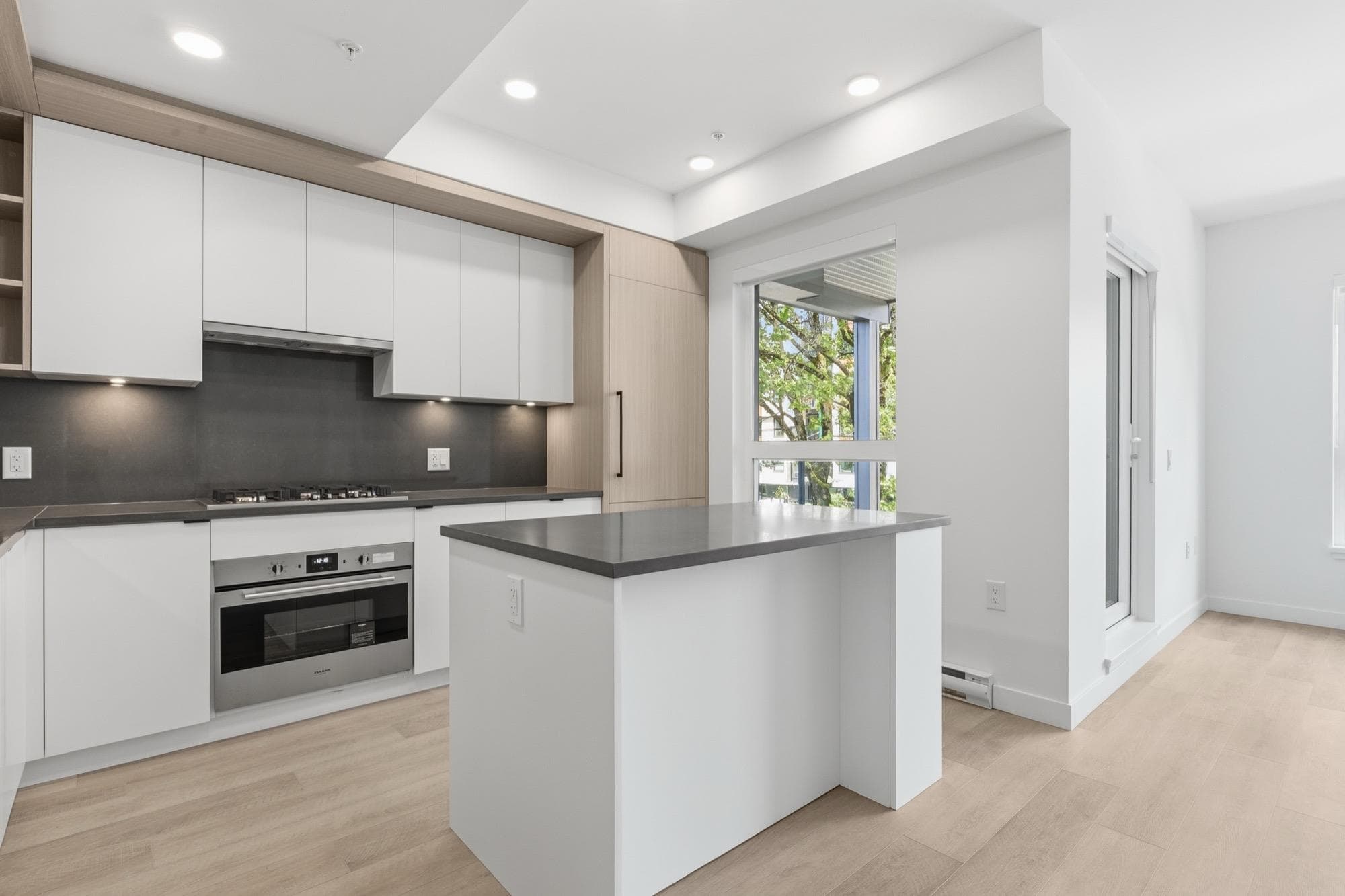 203 - 2268 E Broadway, Vancouver, V5N 0L2 — photo 1