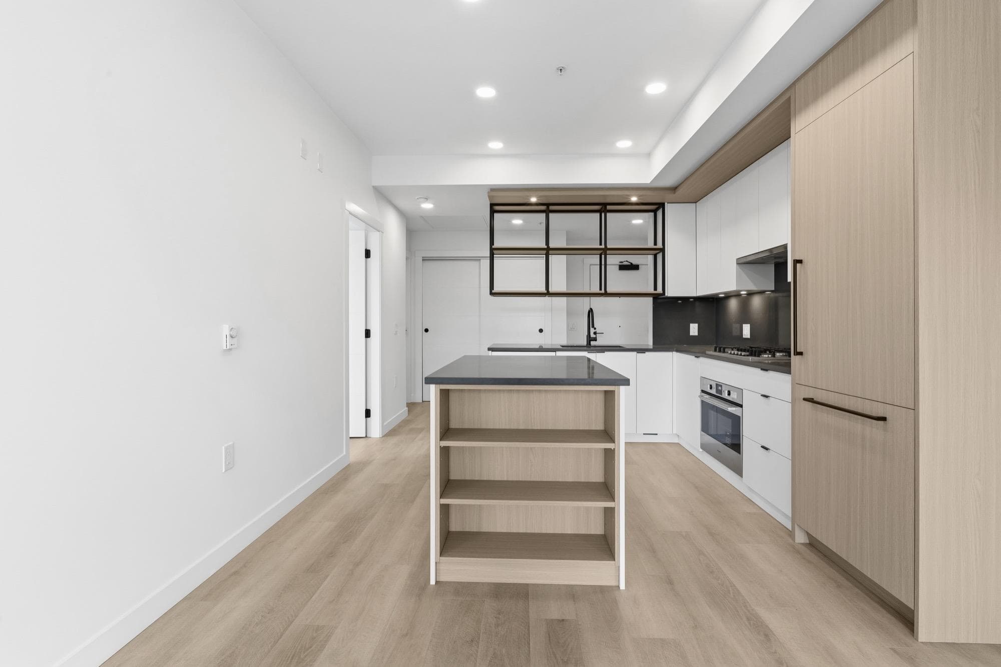 302 - 2268 E Broadway, Vancouver, V5N 0L2 — photo 2