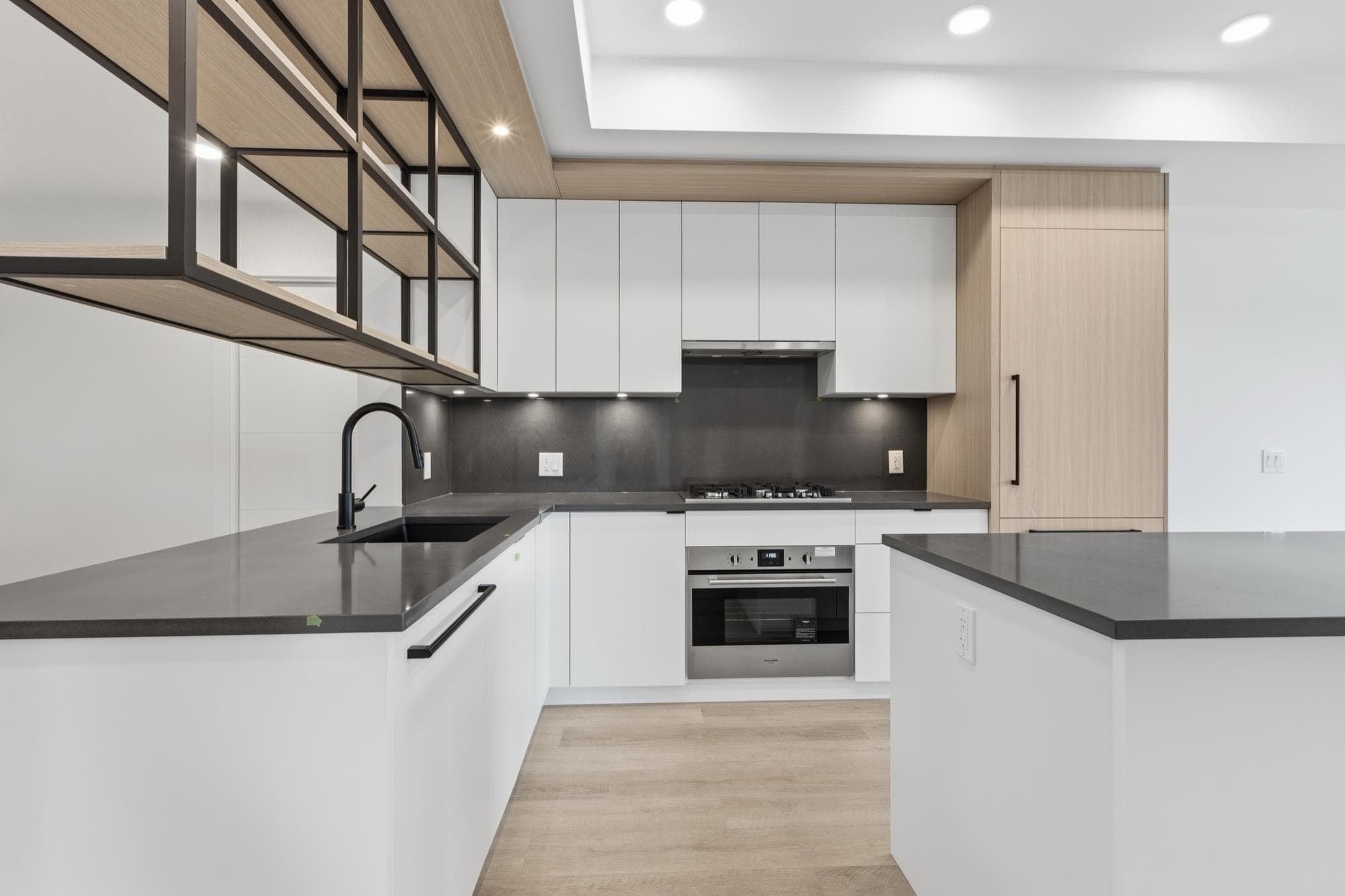 202 - 2268 E Broadway, Vancouver, V5N 0L2 — photo 3