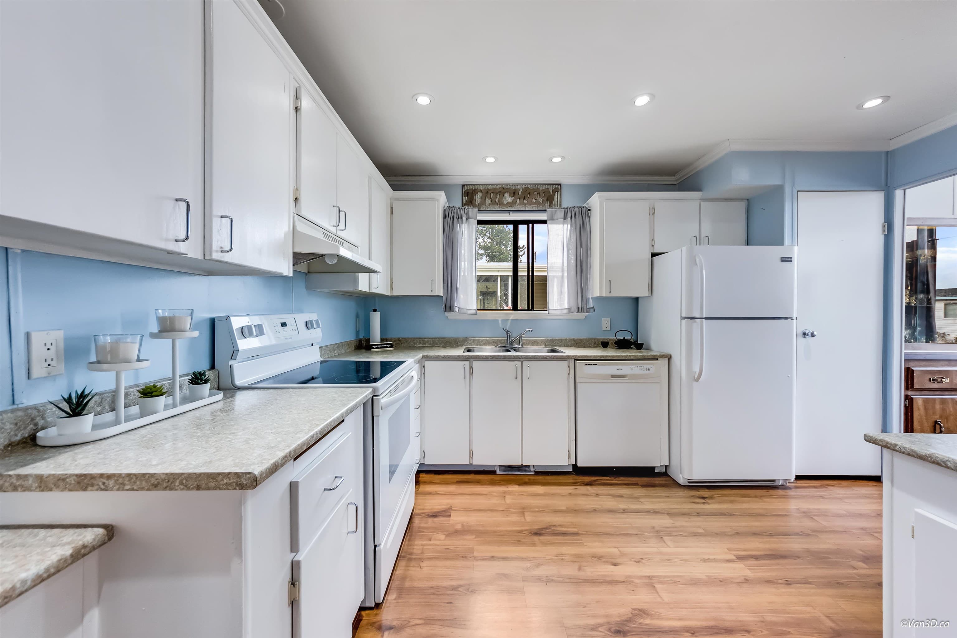 18 - 2120 King George Boulevard, Surrey, V4A 6Y8 — photo 3