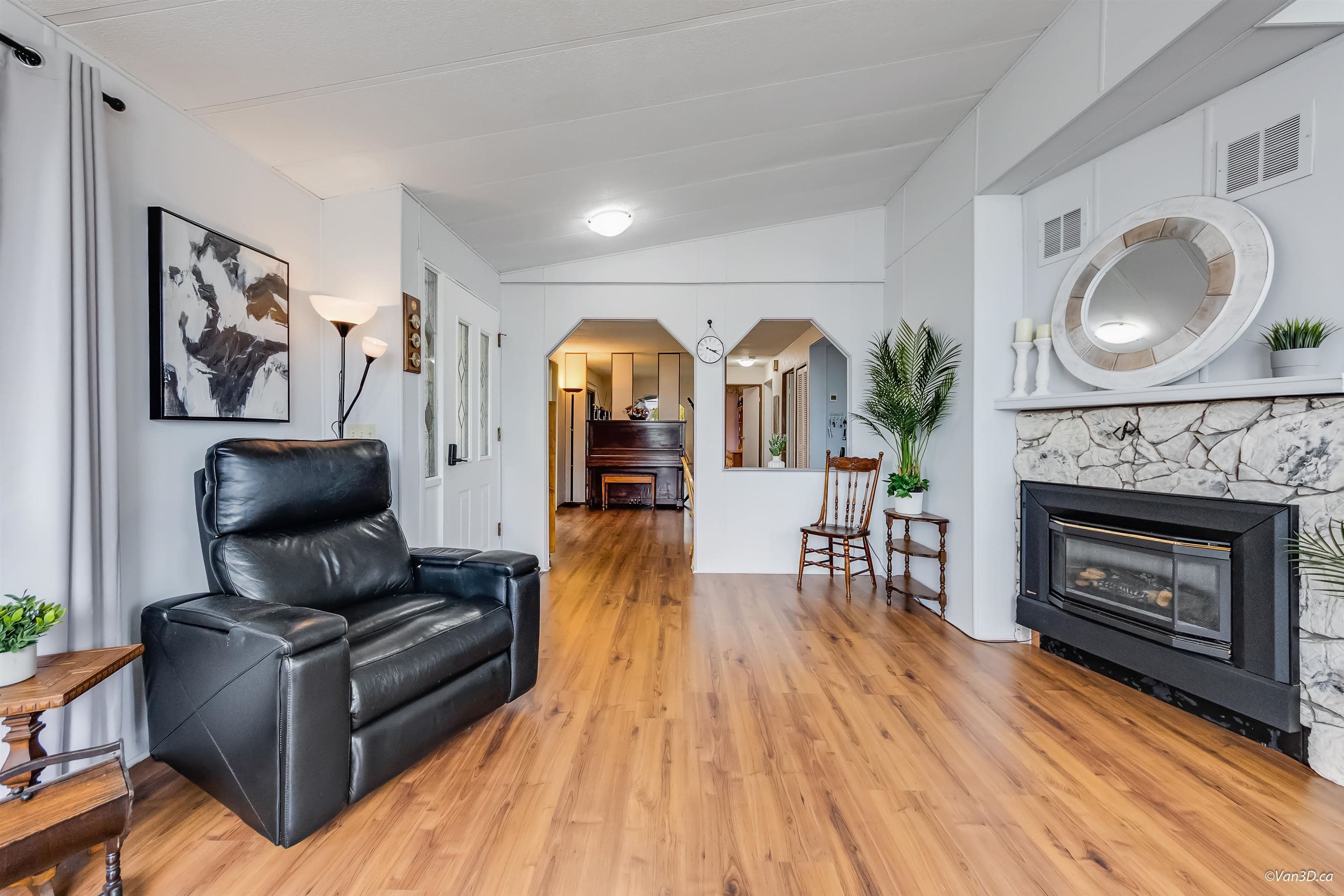 18 - 2120 King George Boulevard, Surrey, V4A 6Y8 — photo 4