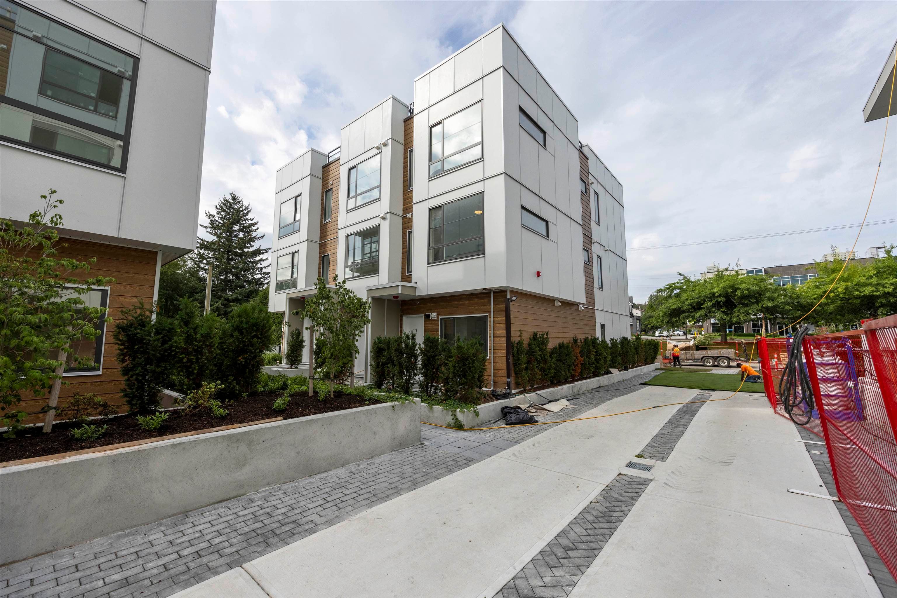 1 - 6328 King George Boulevard, Surrey, V3X 0L4 — photo 2
