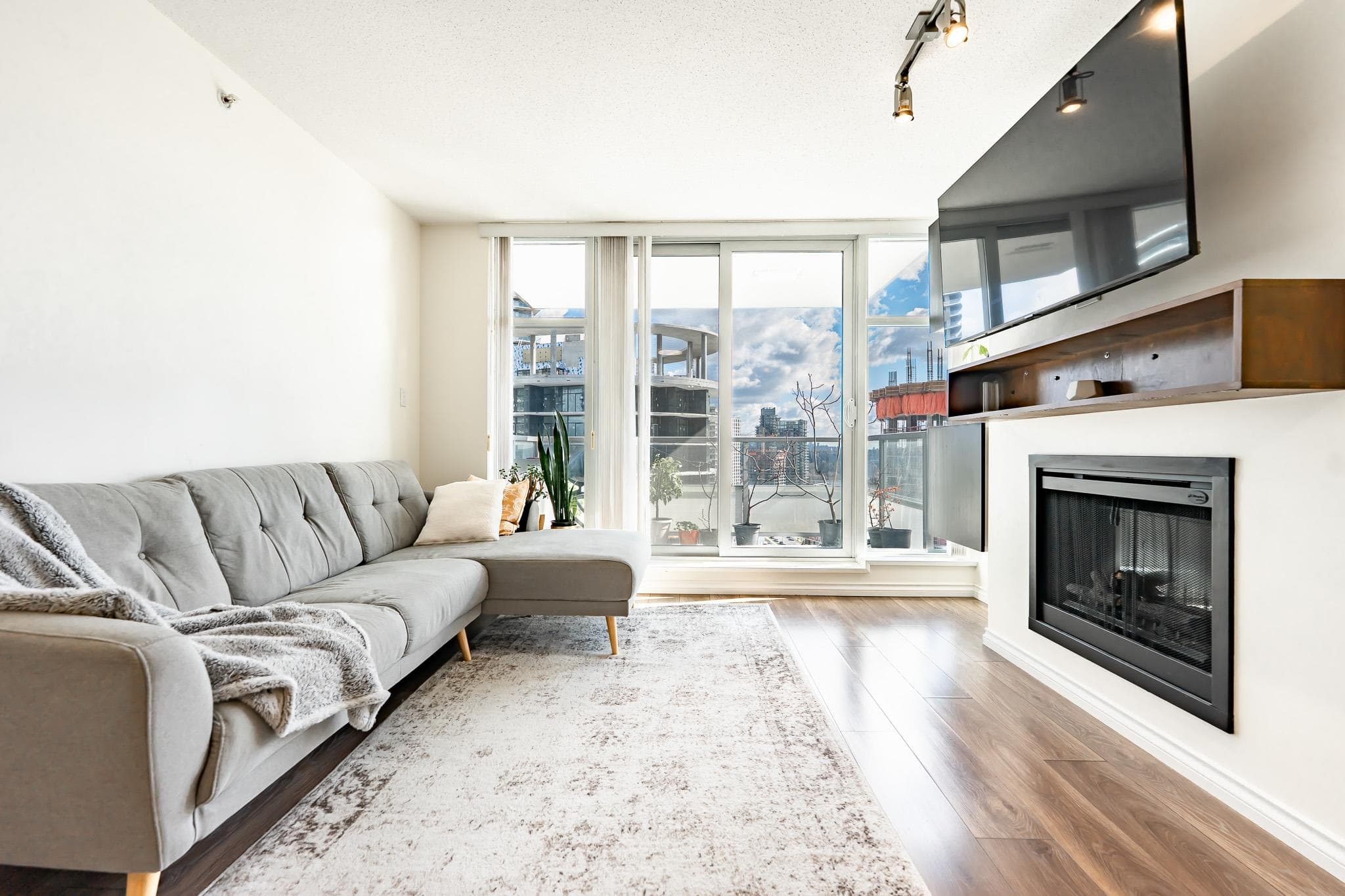 2703 - 2289 Yukon Crescent, Burnaby, V5C 0B2 — photo 3