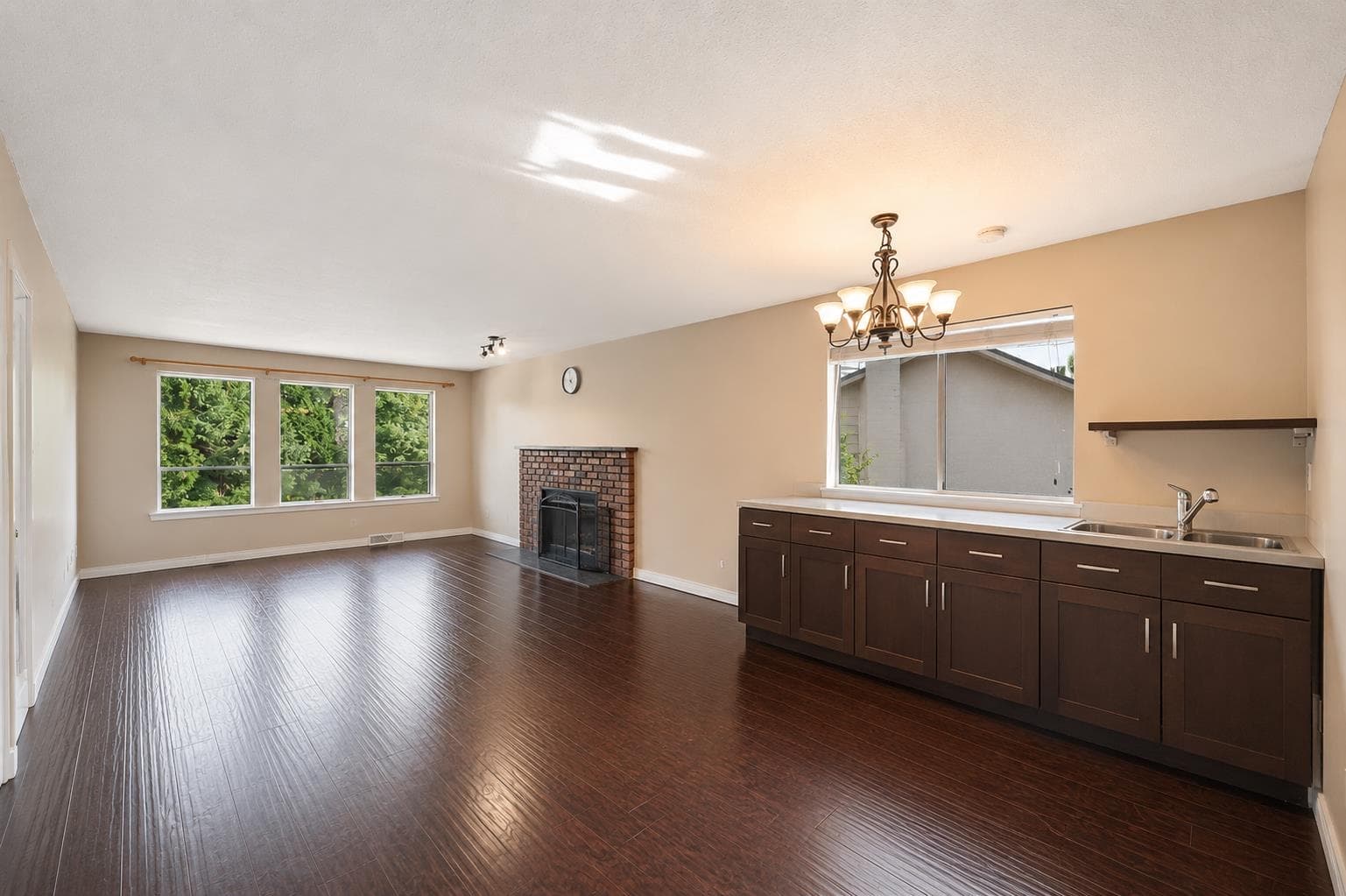 976 Hosmer Court, Coquitlam, V3C 4T8 — photo 2