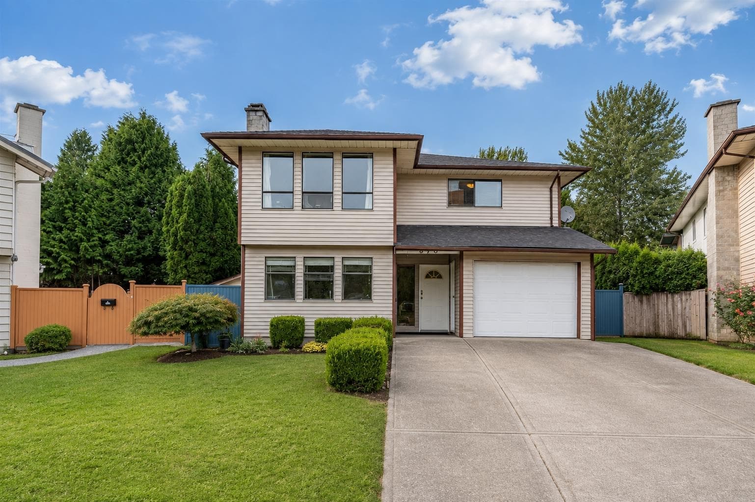 976 Hosmer Court, Coquitlam, V3C 4T8 — photo 1