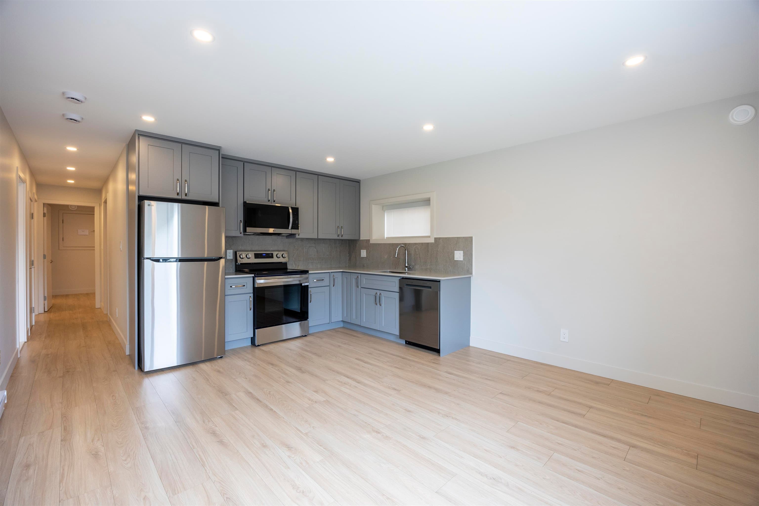 suite - 625X Kitchener Street, Burnaby, V5B 2J4 — photo 2