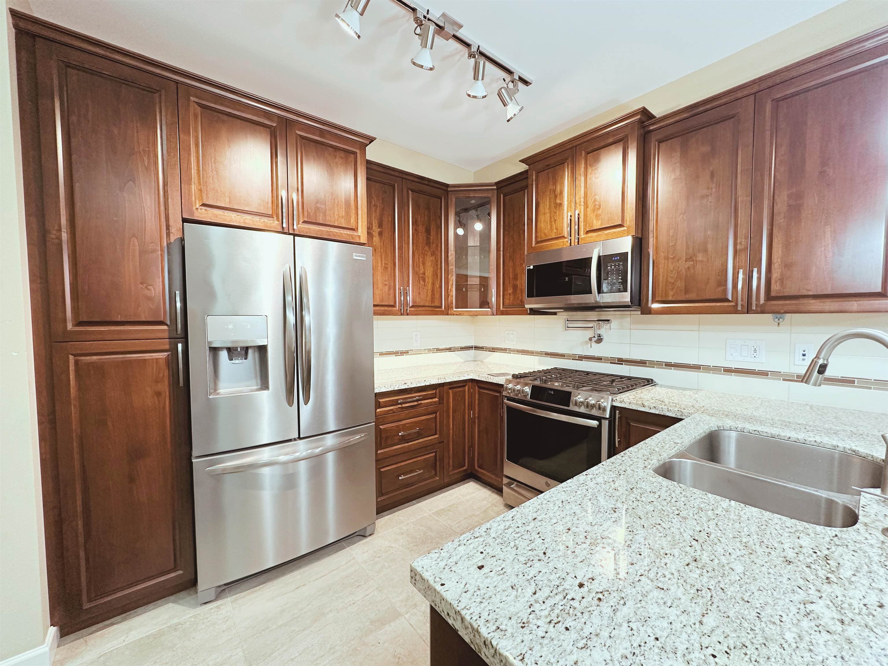 204 - 32445 Simon Avenue, Abbotsford, V2T 0G7 — photo 5