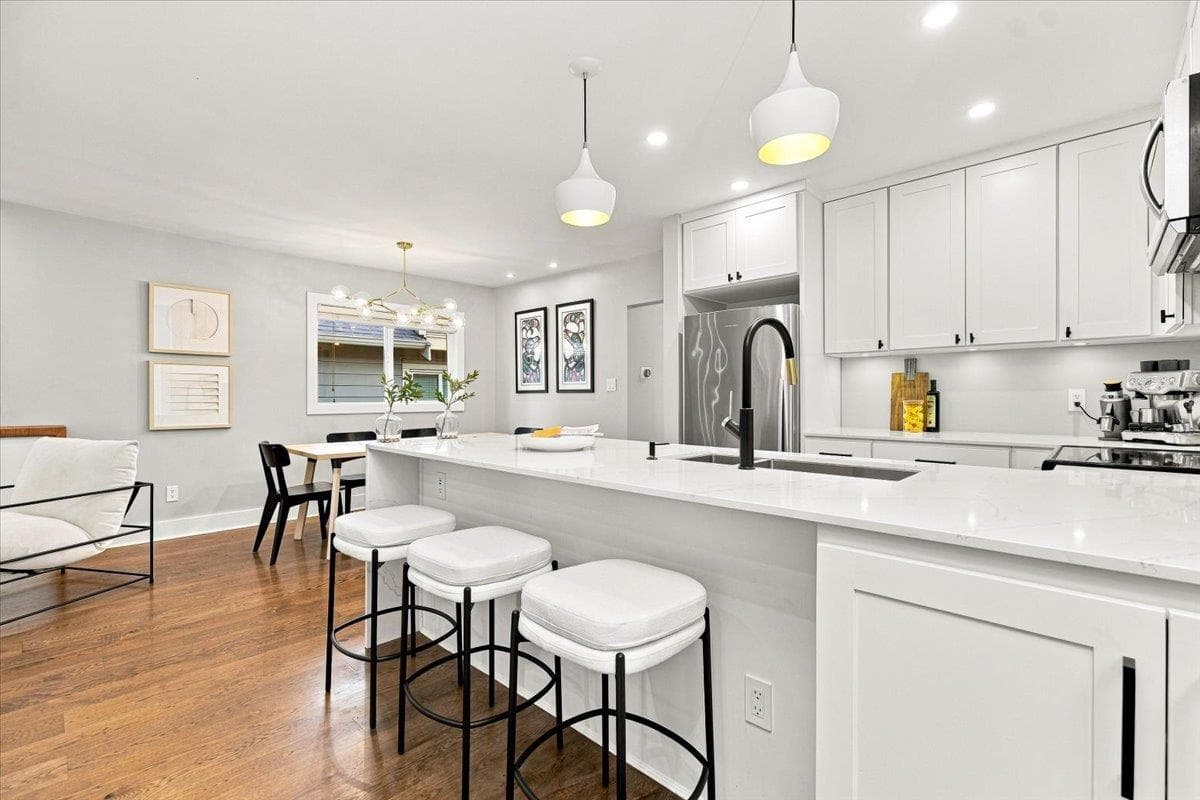 223 W 19th Street, North Vancouver, V7M 1X6 — photo 2
