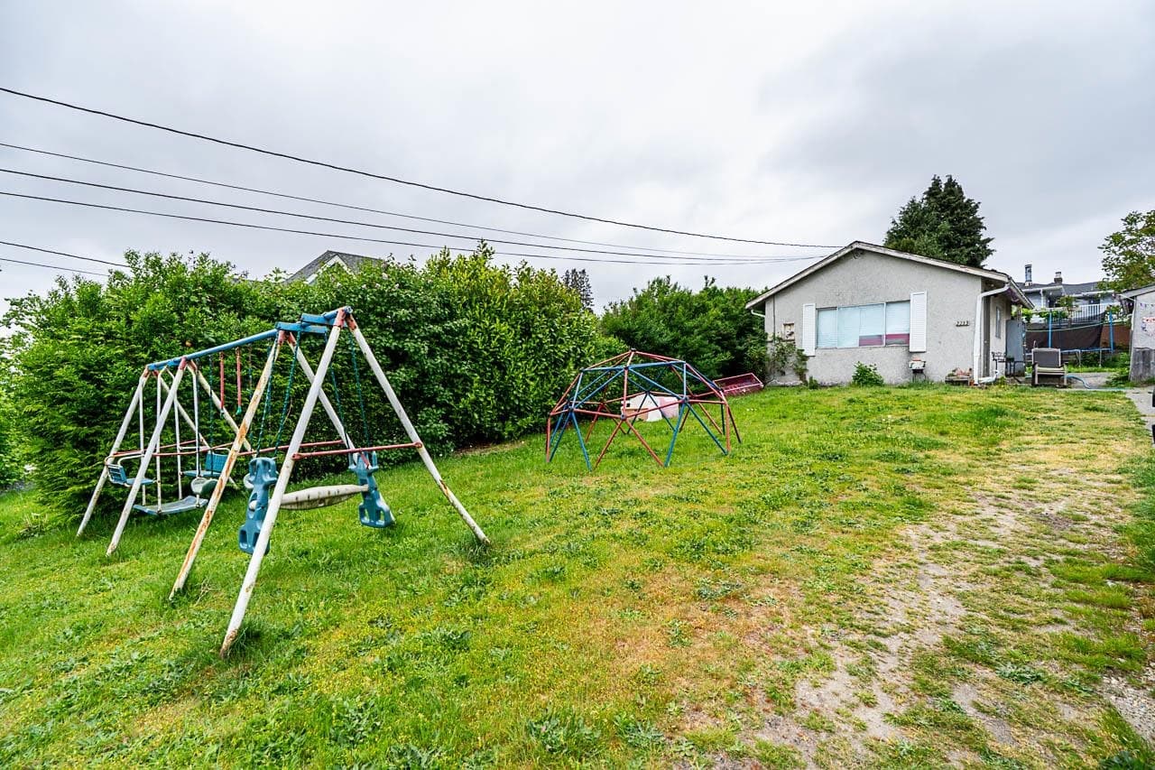 2233 Edinburgh Street, New Westminster, V3M 2Y2 — photo 3