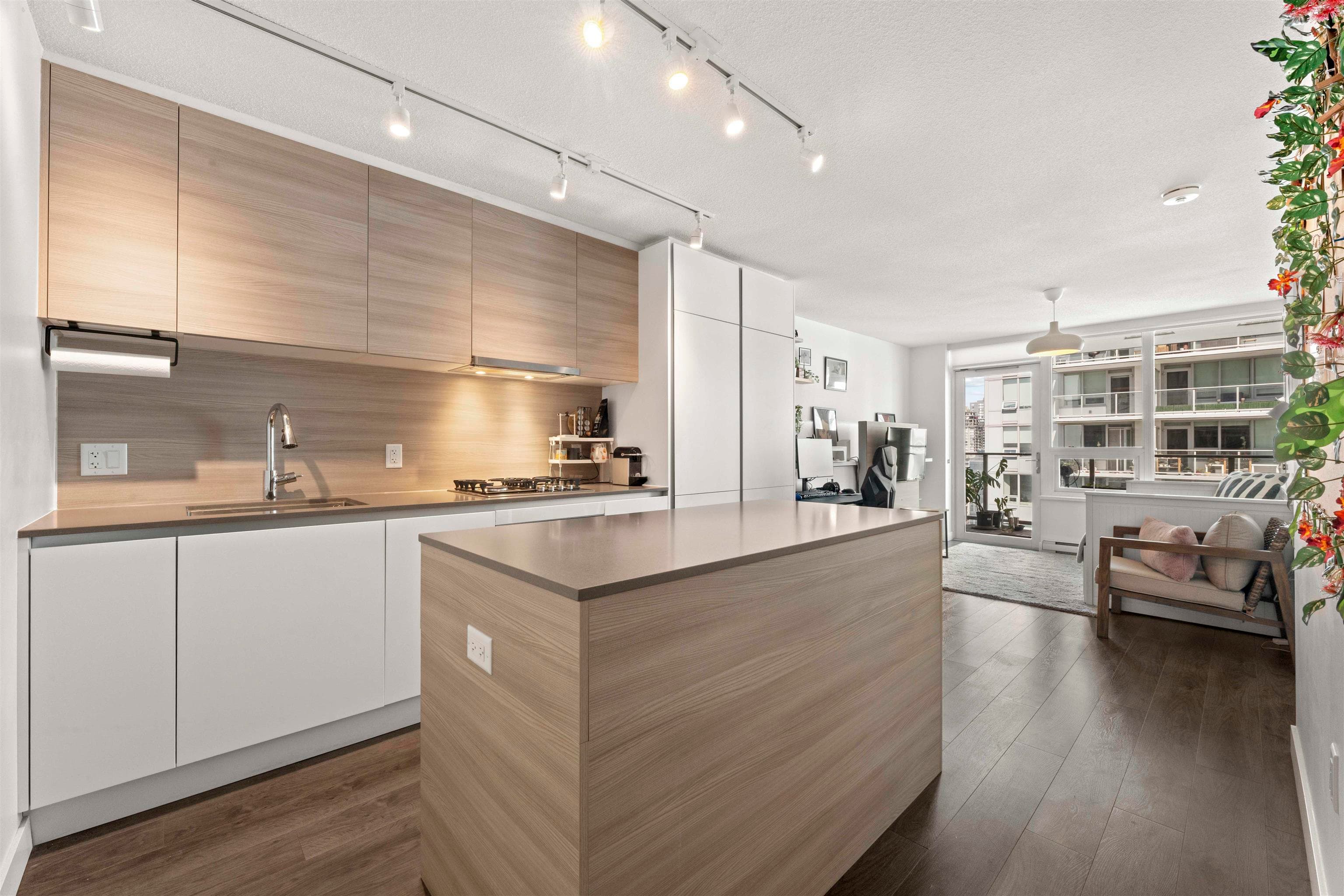1906 - 988 Quayside Drive, New Westminster, V3M 0L5 — photo 1