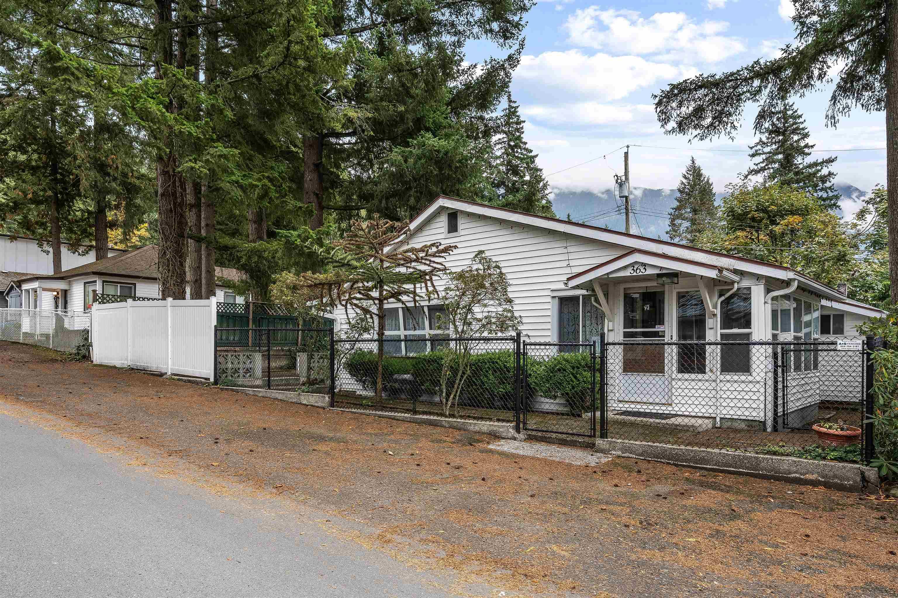 363 Pine Street, Cultus Lake, V2R 4Y9 — photo 1