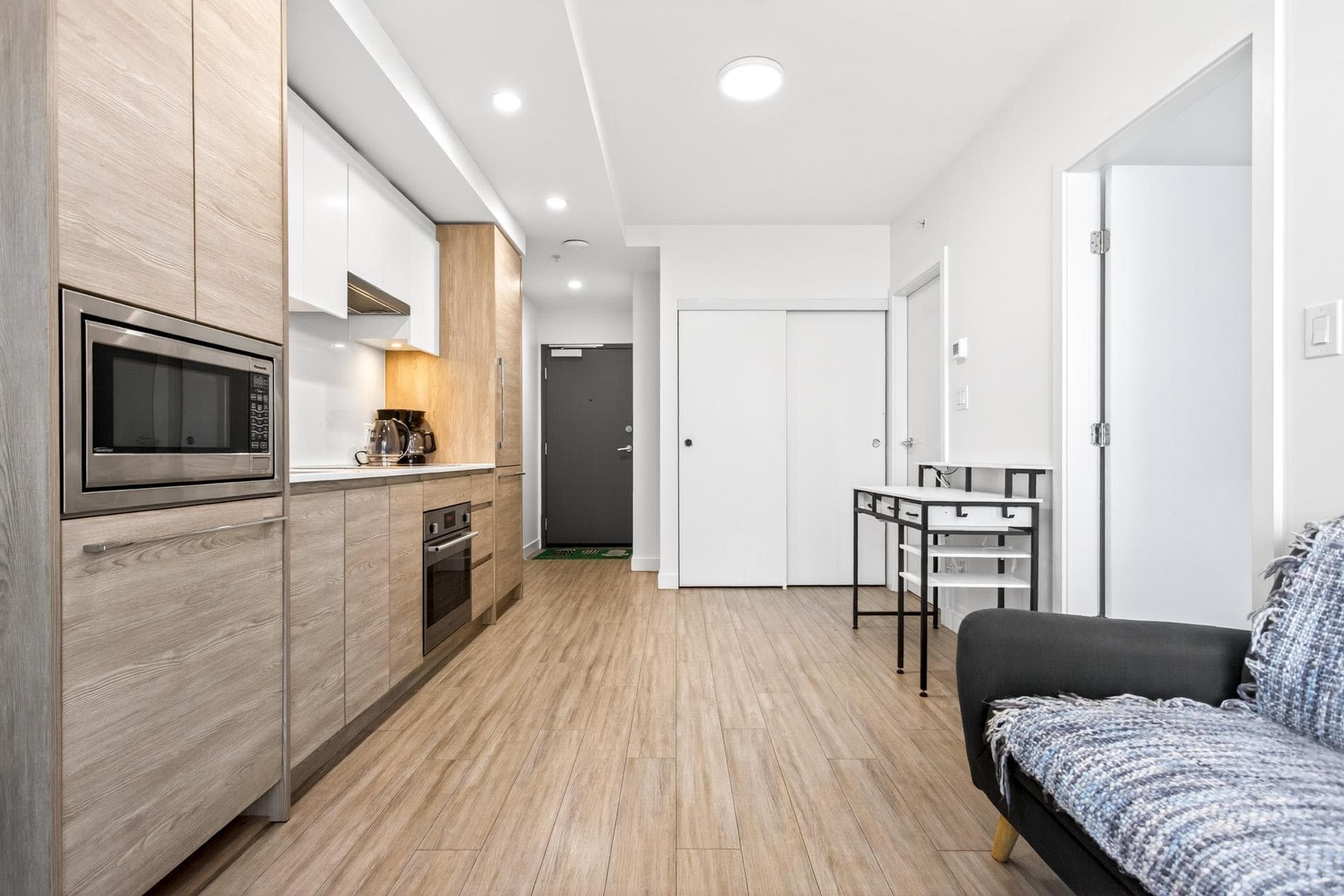 1607 - 13615 Fraser Highway, Surrey