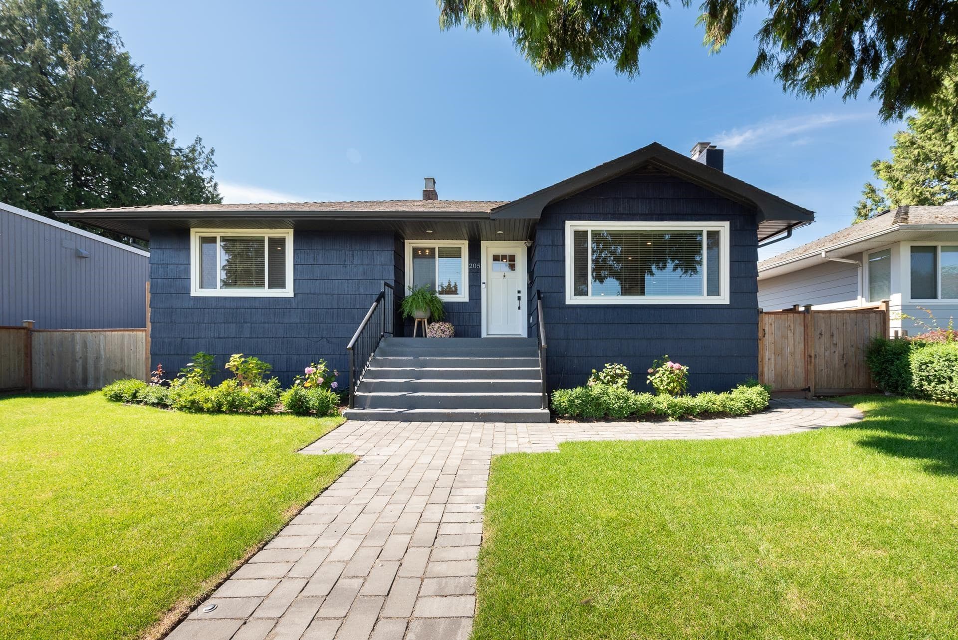 205 E Durham Street, New Westminster, V3L 4J2 — photo 1