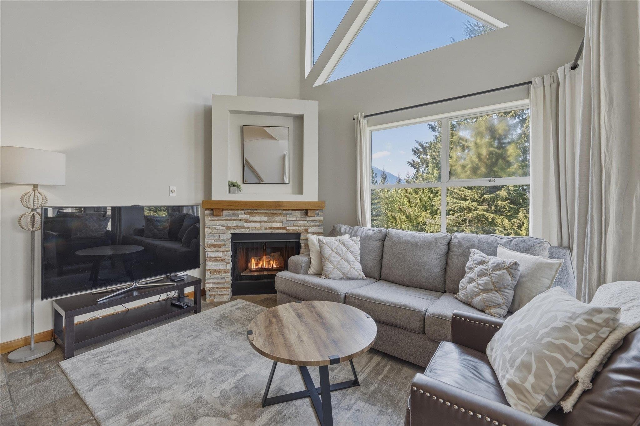 302 - 4749 Spearhead Drive, Whistler, V8E 1E9 — photo 2