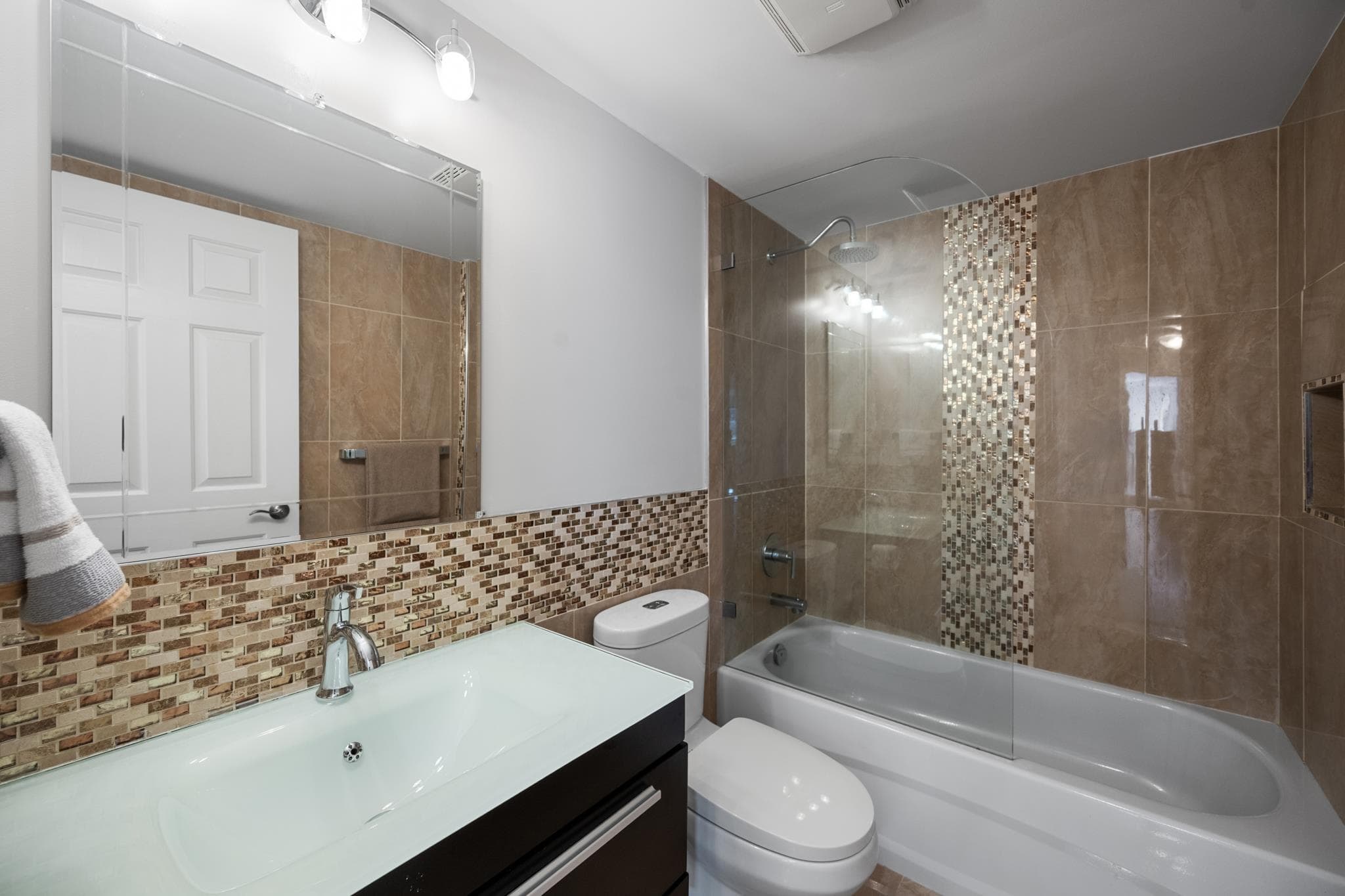 302 - 12 Laguna Court, New Westminster, V3M 6W4 — photo 4