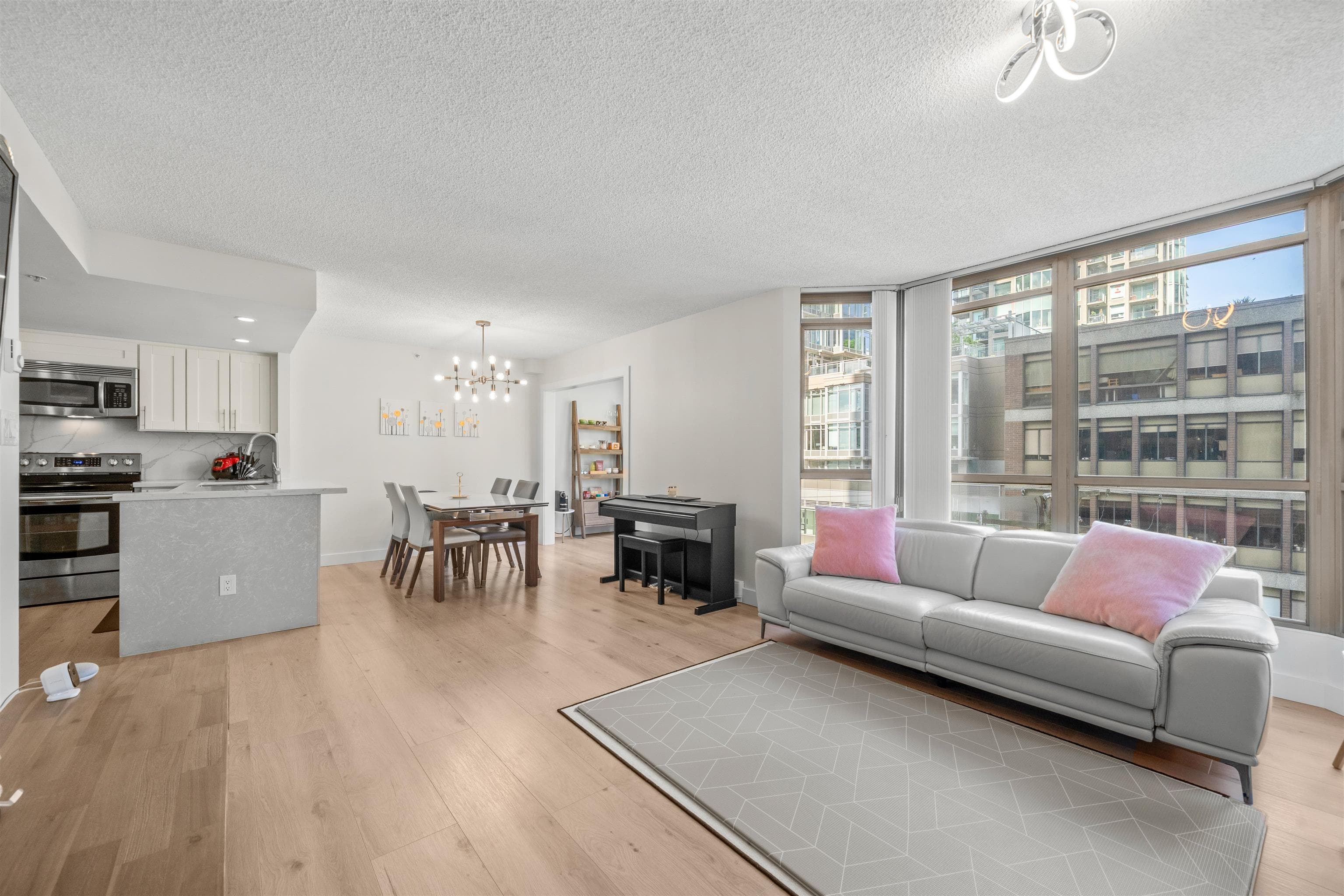 867 Hamilton Street, Vancouver, V6B 2R7 — photo 2