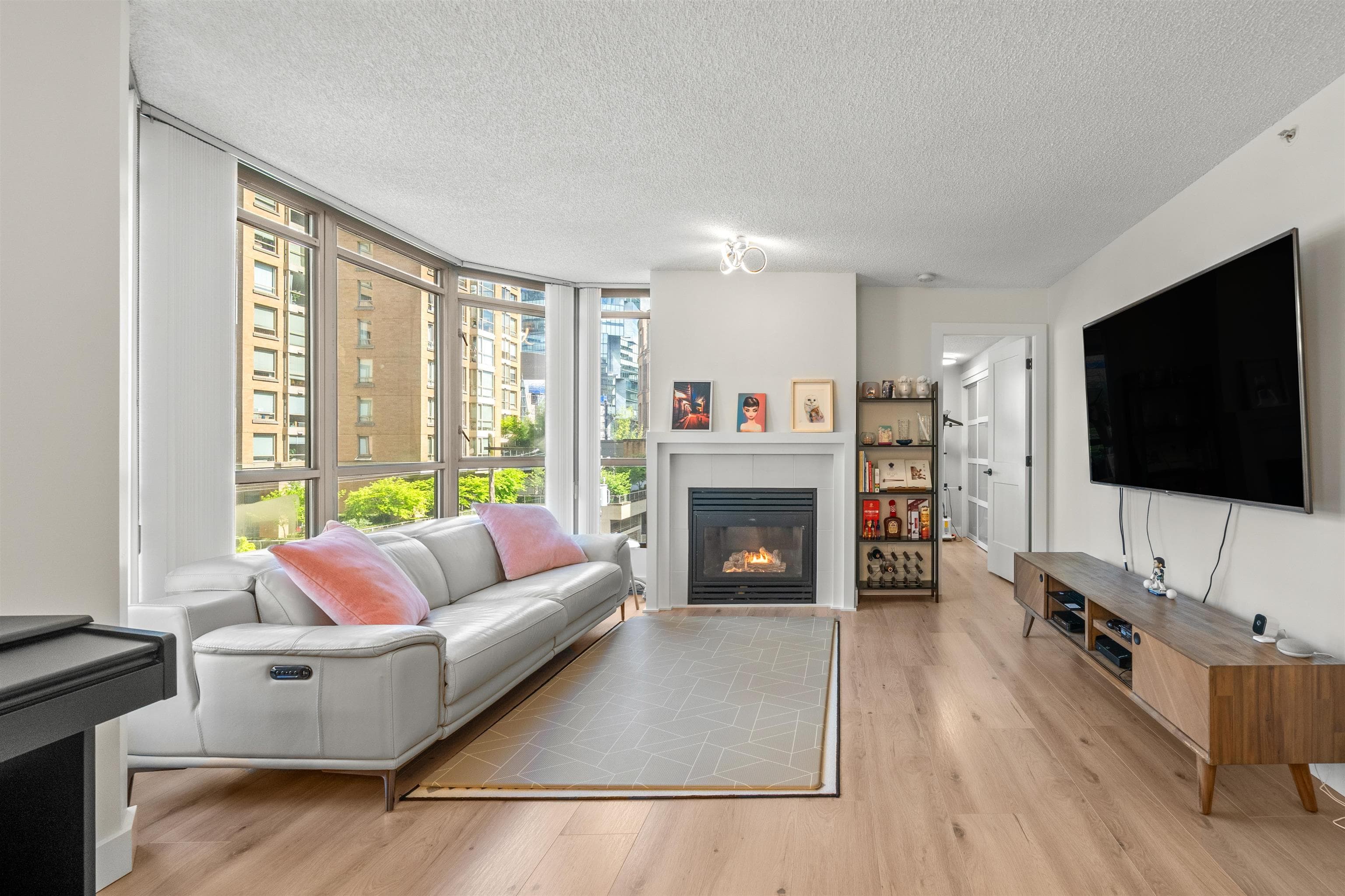 867 Hamilton Street, Vancouver, V6B 2R7 — photo 1