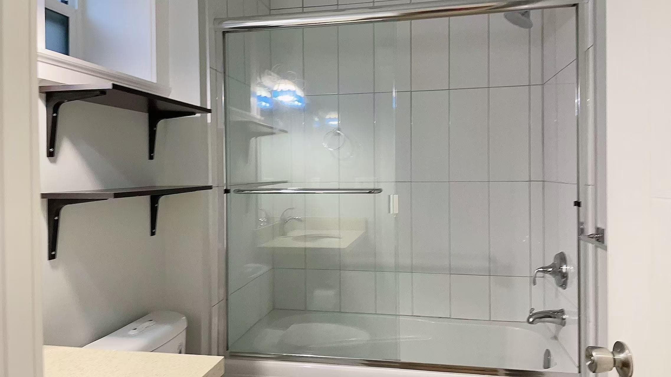 ensuite - 5335 Irving Street Street, Burnaby, V5H 1V1 — photo 5