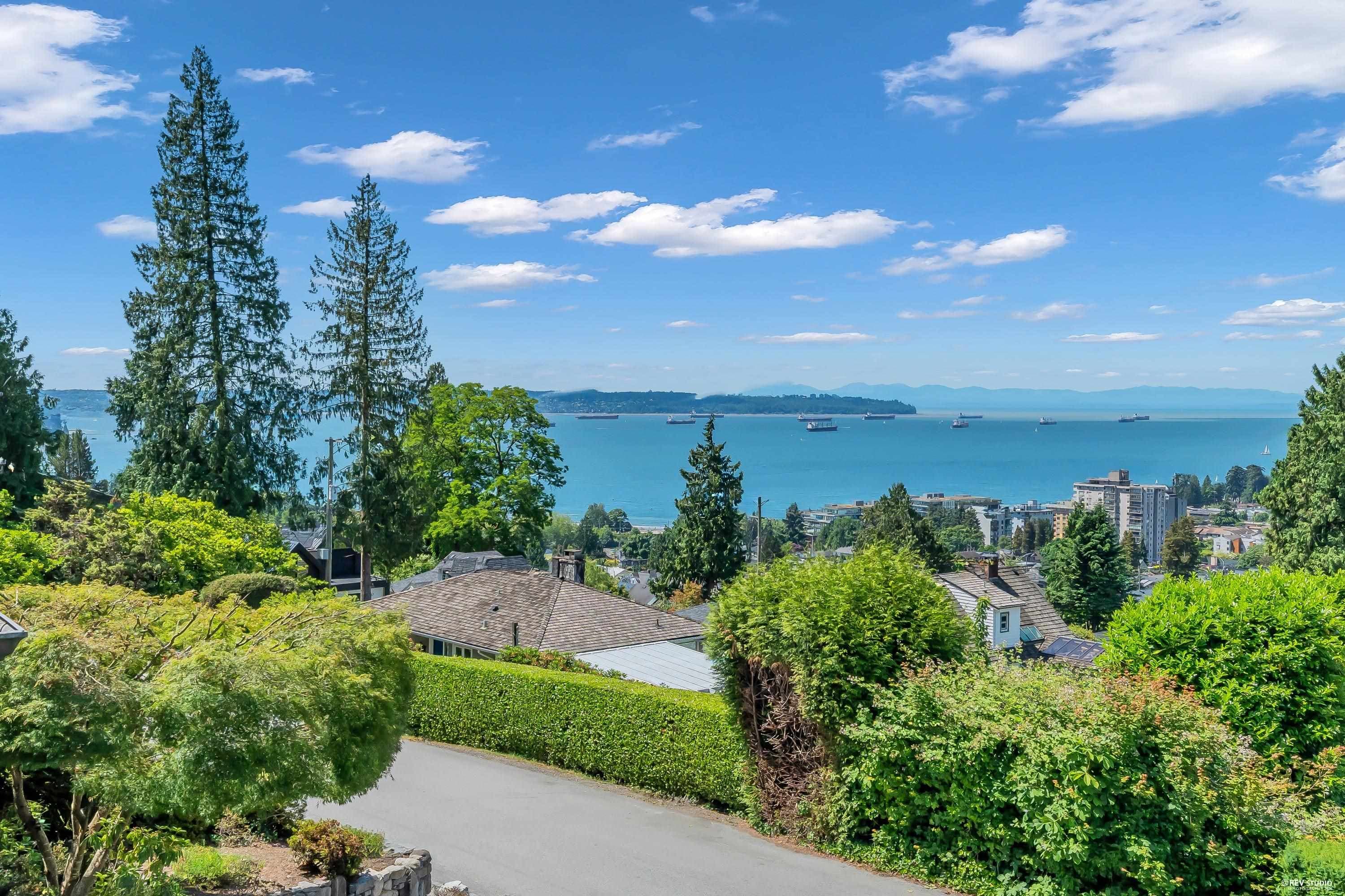 870 Leyland Street, West Vancouver, V7T 2L4 — photo 1