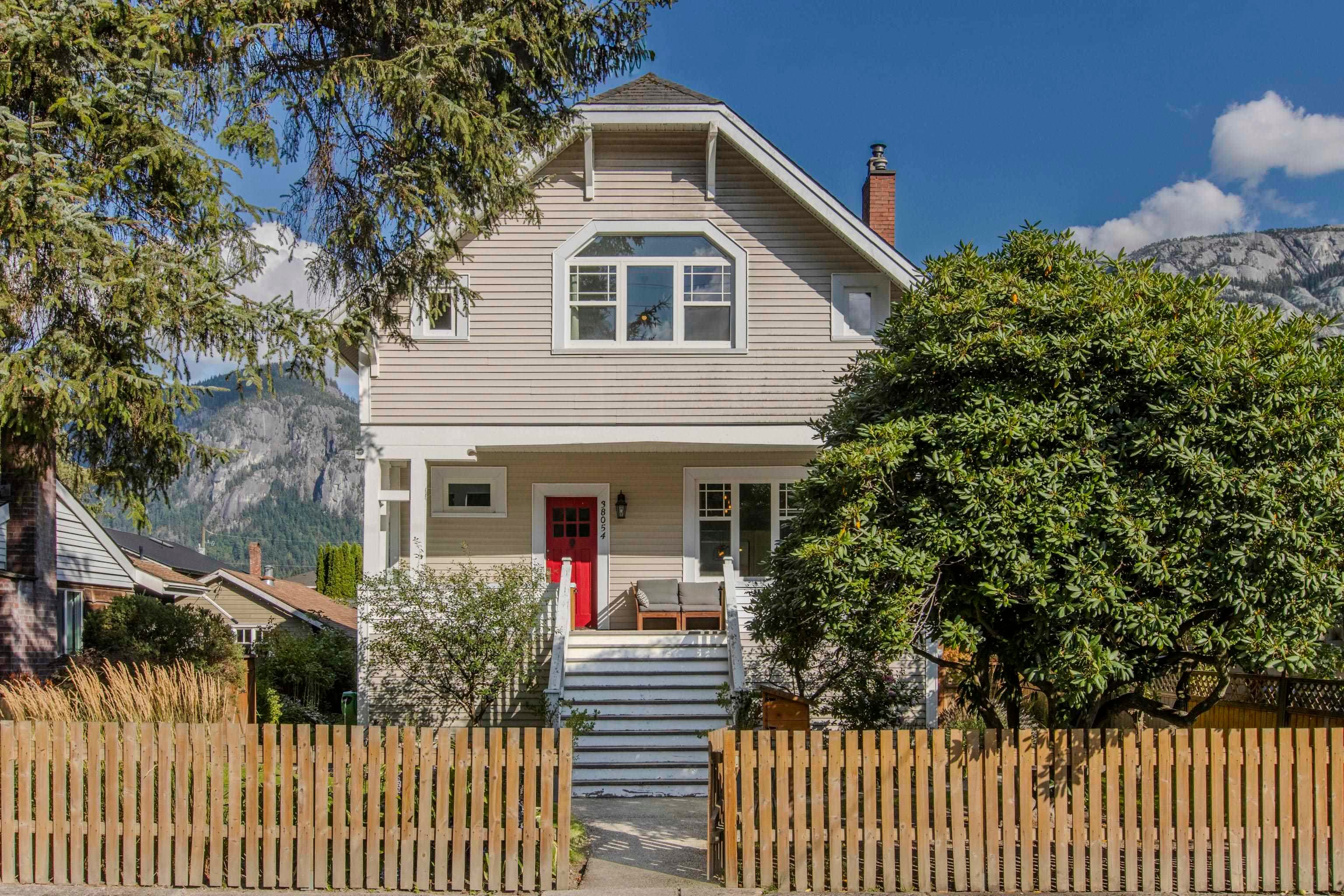 38054 Fifth Avenue, Squamish, V8B 0B6 — photo 1