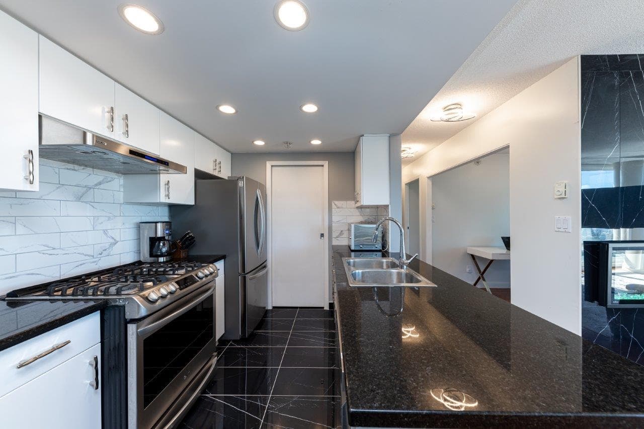 2905 - 1033 Marinaside Crescent, Vancouver, V6Z 3A3 — photo 2