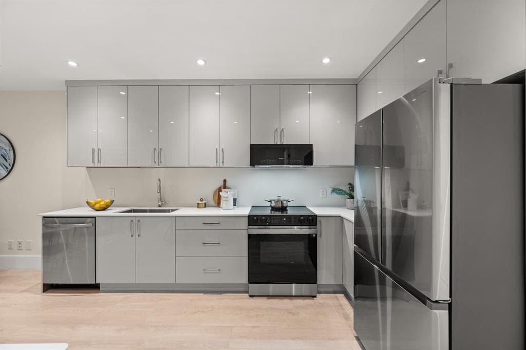 Suite - 324 E 18th Street, North Vancouver, V7L 2Y9 — photo 3