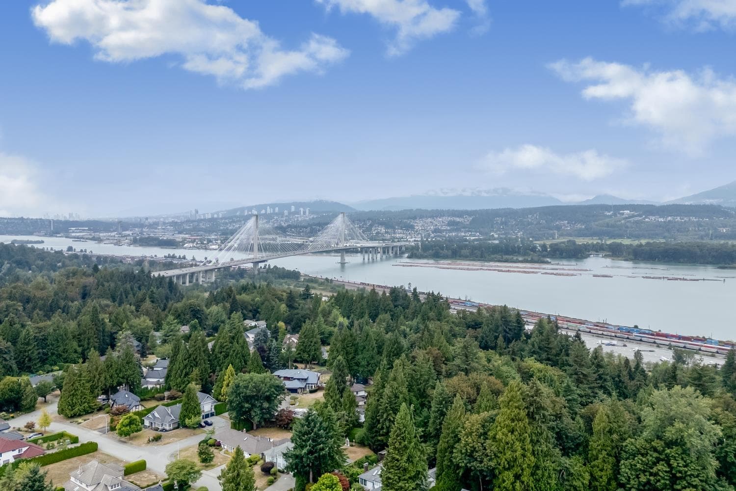 15482 112 Avenue, Surrey, V3R 6H1 — photo 4