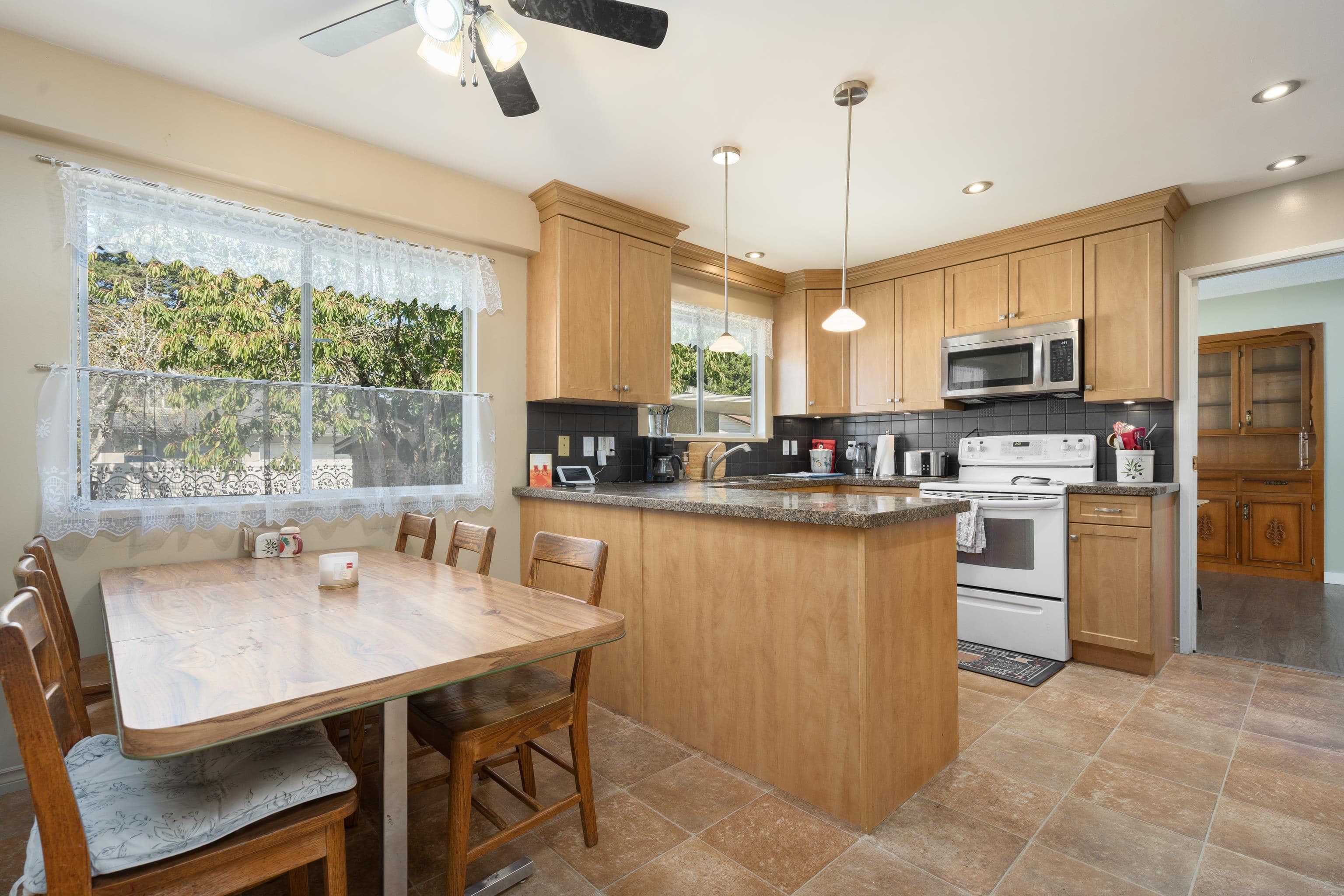 8611 Rideau Drive, Richmond, V7A 4M6 — photo 3