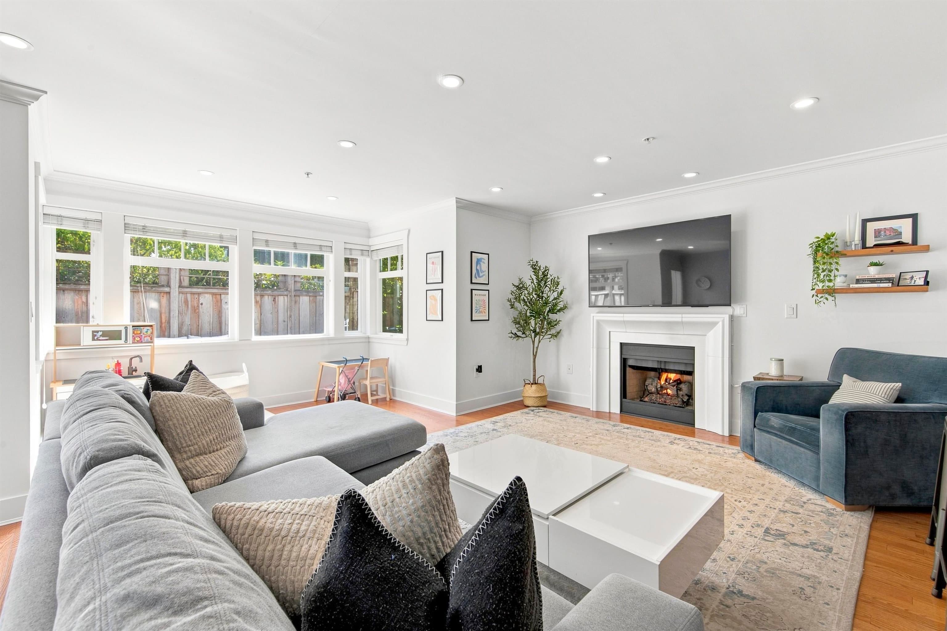 2460 Sasamat Street, Vancouver, V6R 4S8 — photo 1