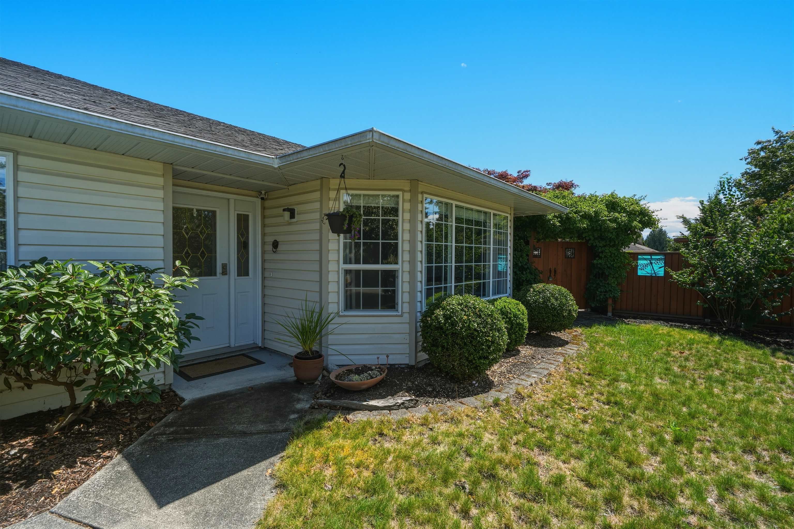 5616 Emerson Road, Sechelt, V0N 3A7 — photo 2