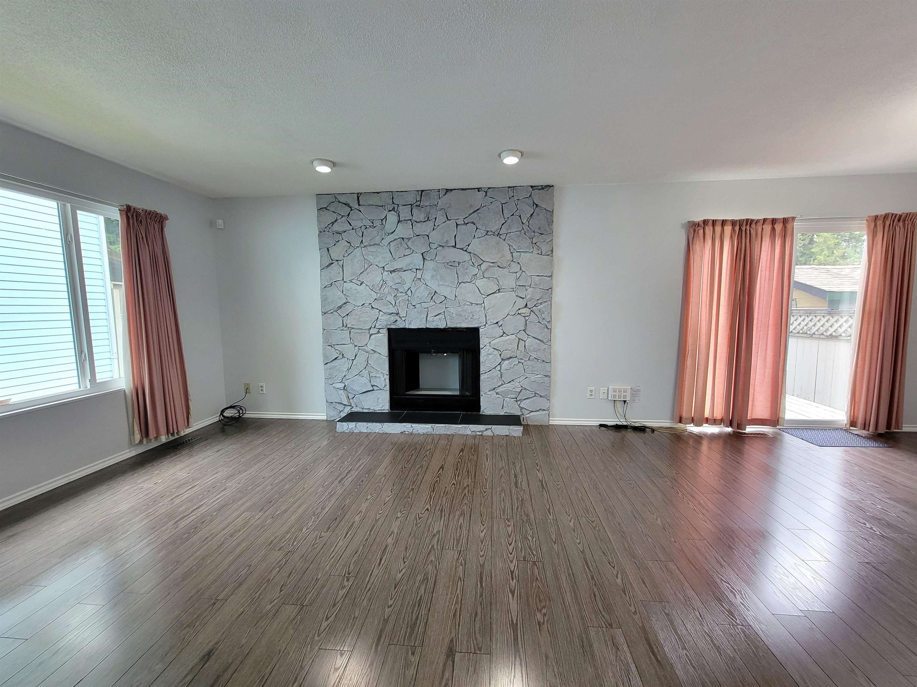 14741 101a Avenue, Surrey, V3R 7E7 — photo 3