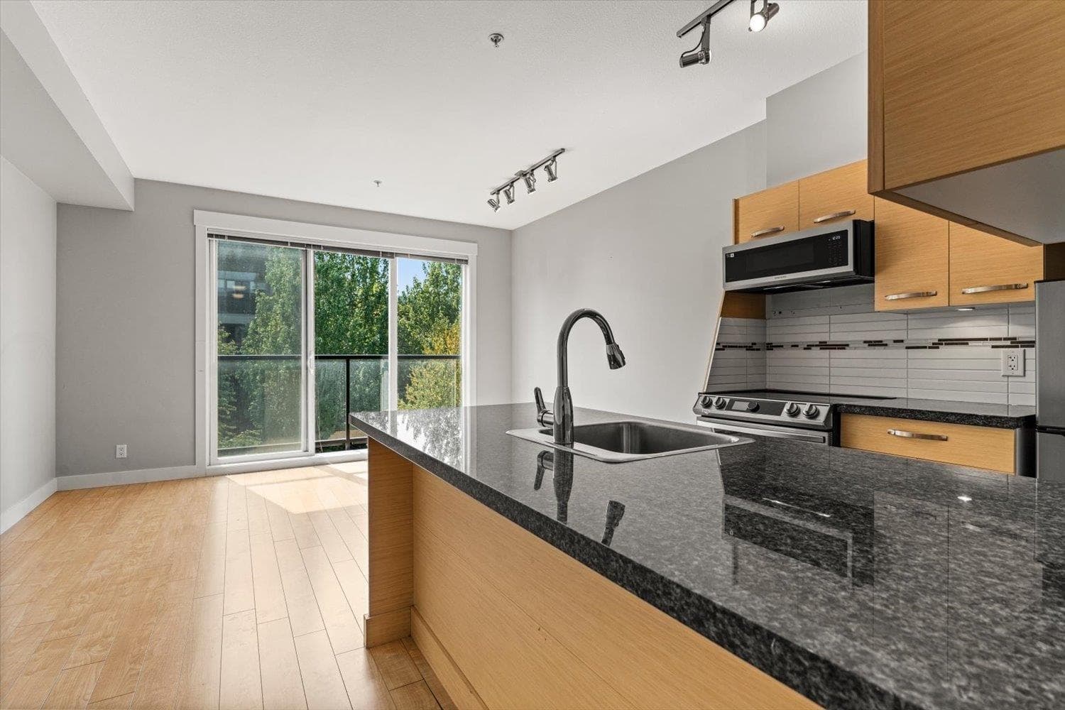 310 - 33539 Holland Avenue, Abbotsford, V2S 0C6 — photo 2