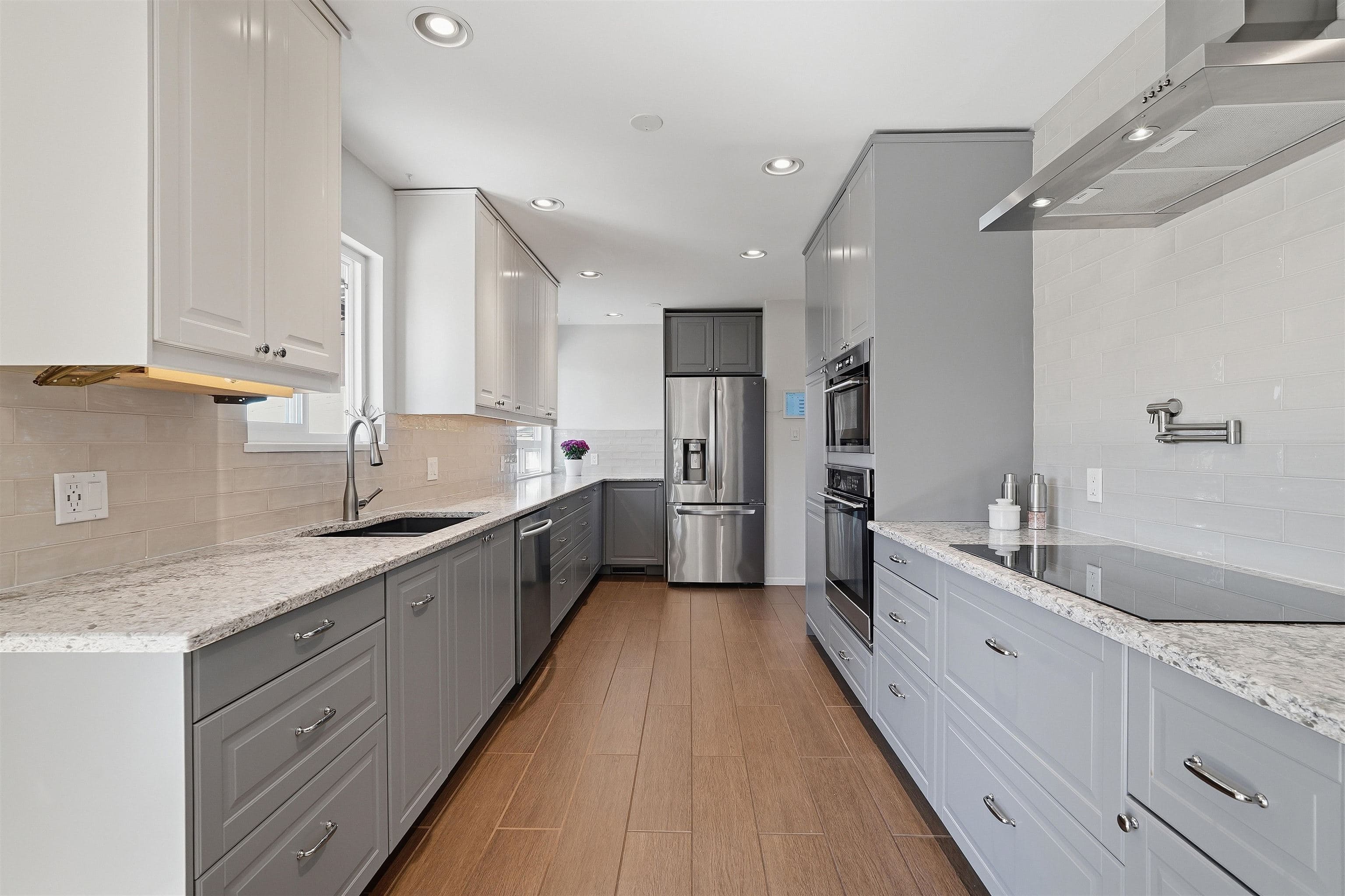 6876 Hycrest Drive, Burnaby, V5B 2X2 — photo 3