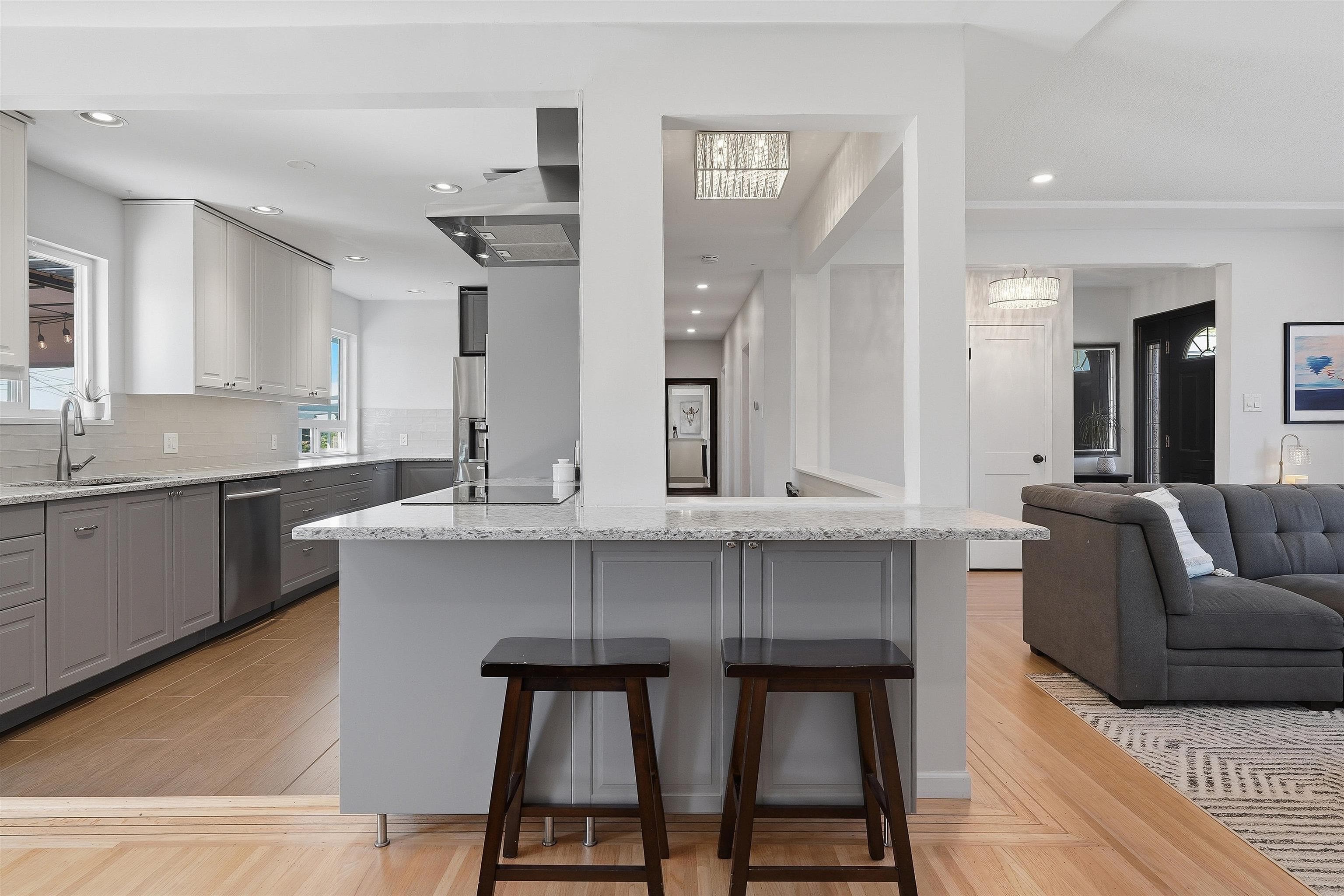 6876 Hycrest Drive, Burnaby, V5B 2X2 — photo 5