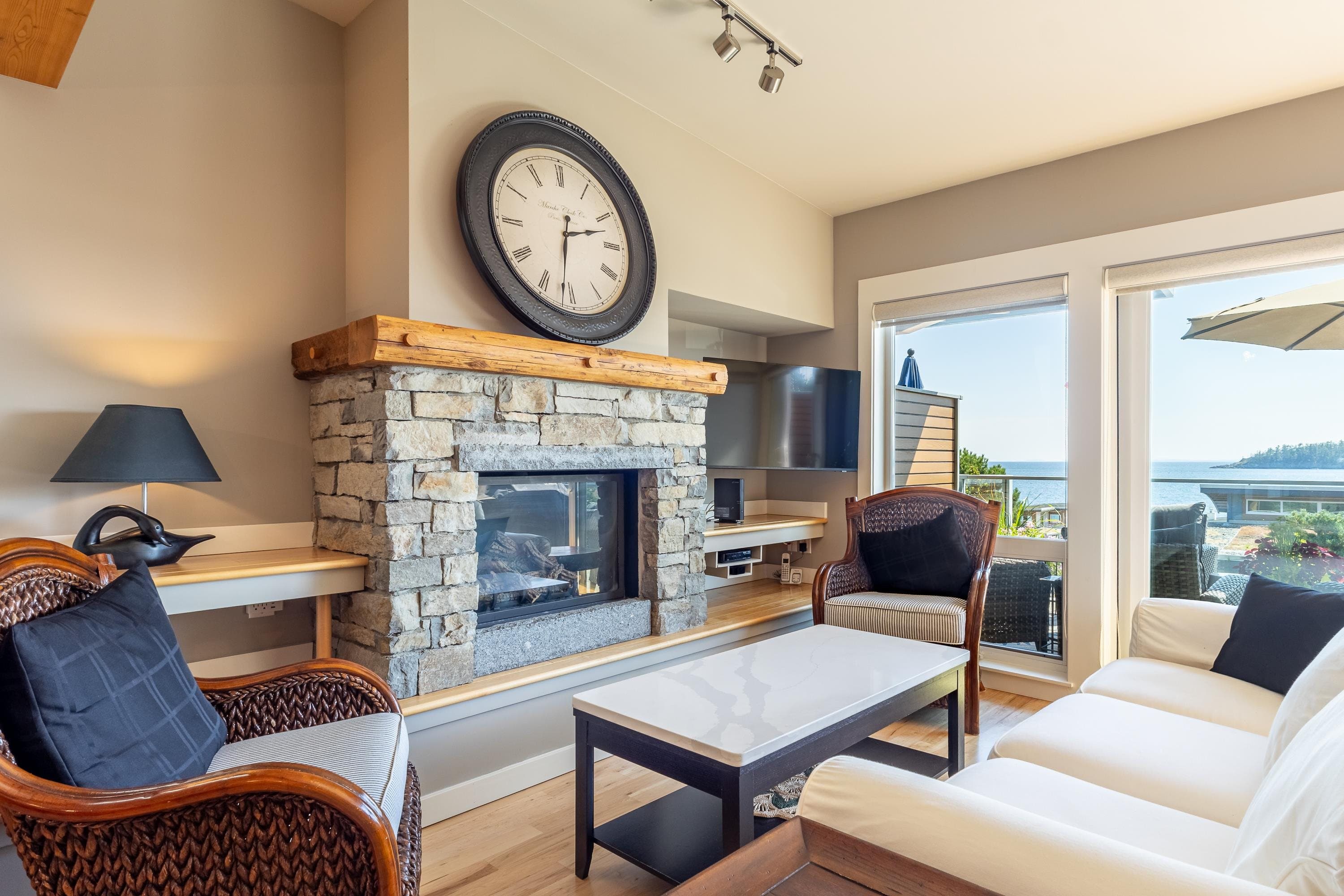 5374 Wakefield Beach Lane, Sechelt, V7Z 0T6 — photo 4