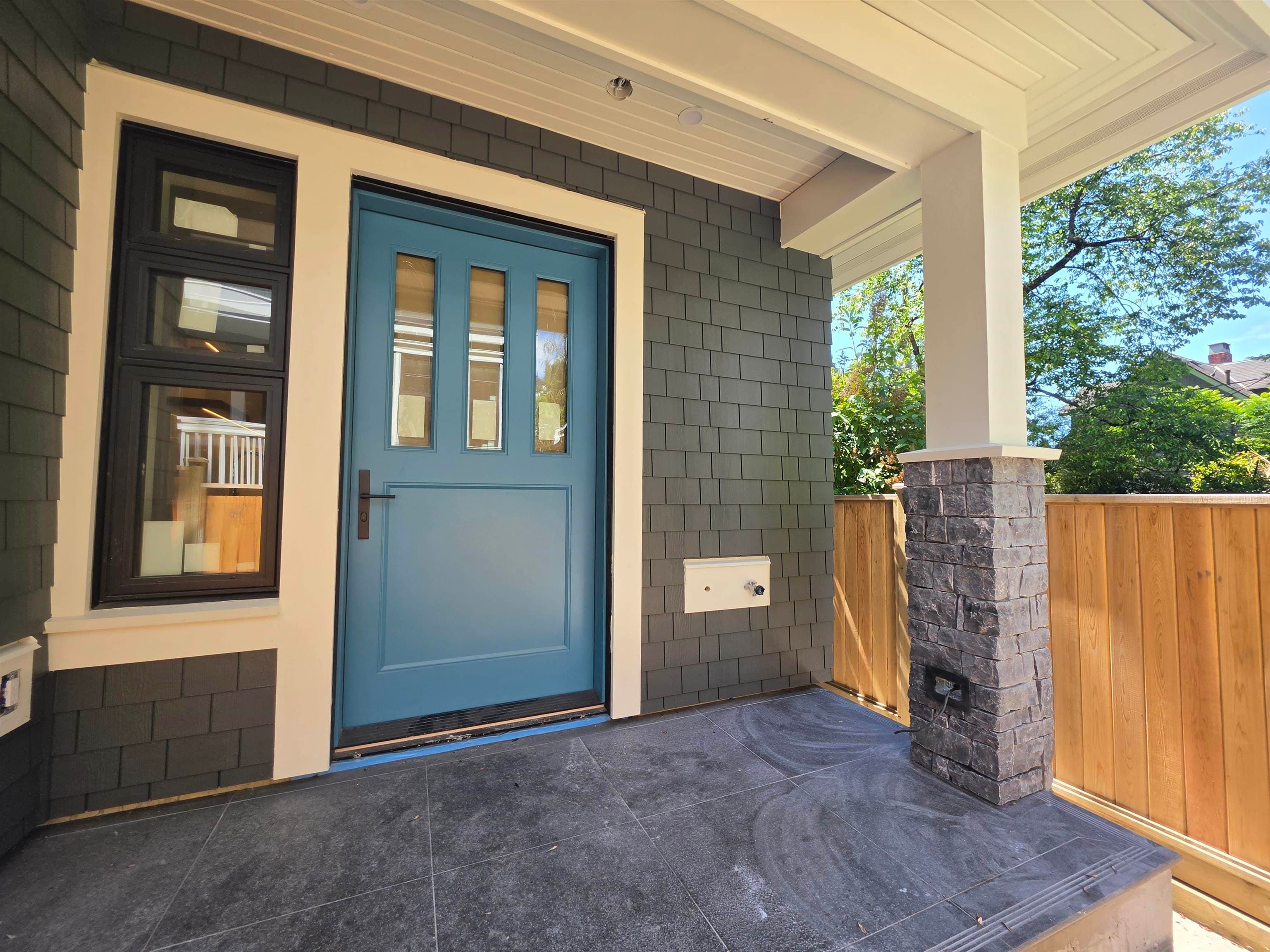 2570 W 2nd Avenue, Vancouver, V6K 1J8 — photo 2