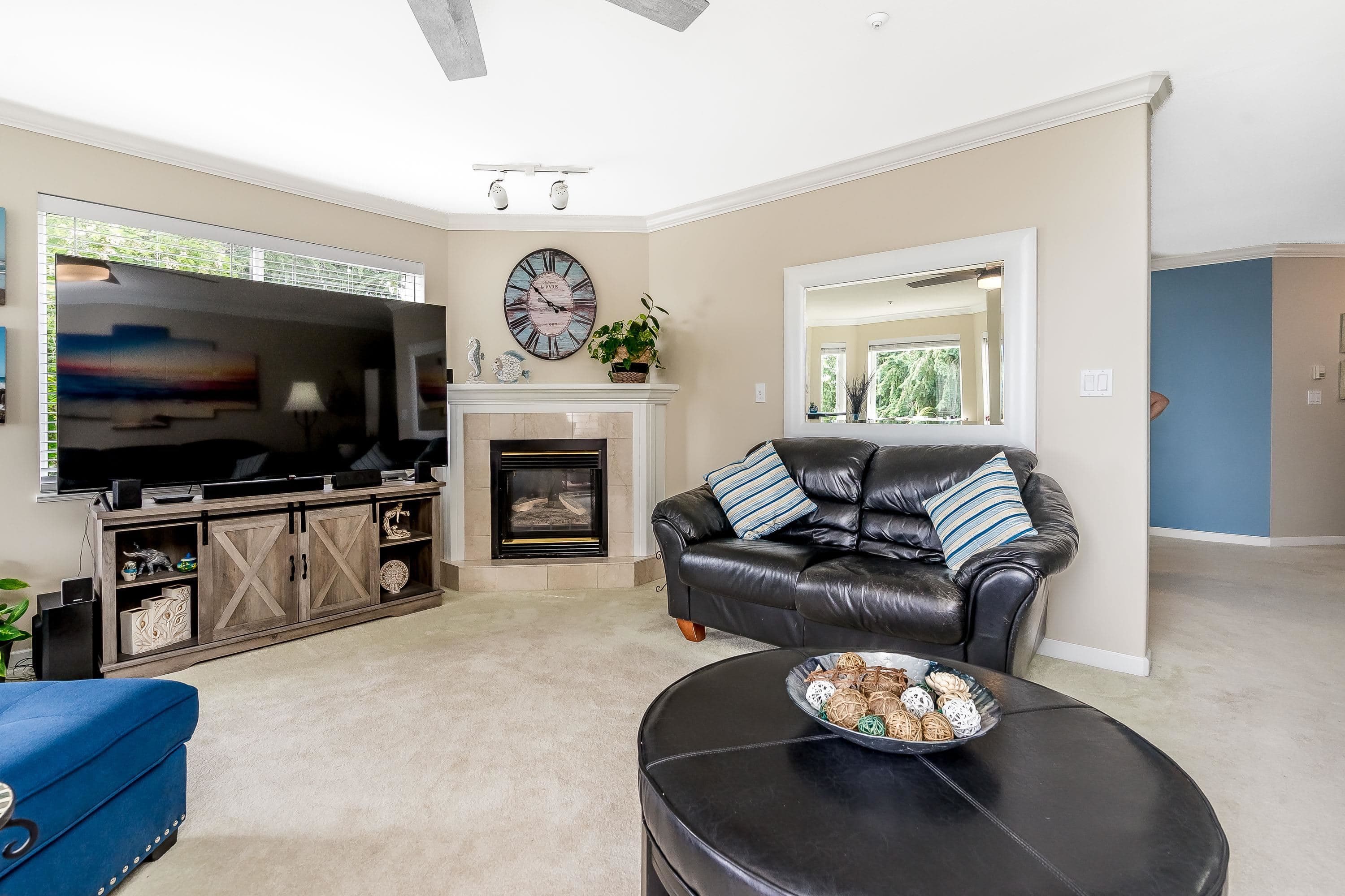 201 - 14934 Thrift Avenue, White Rock, V4B 2J9 — photo 1