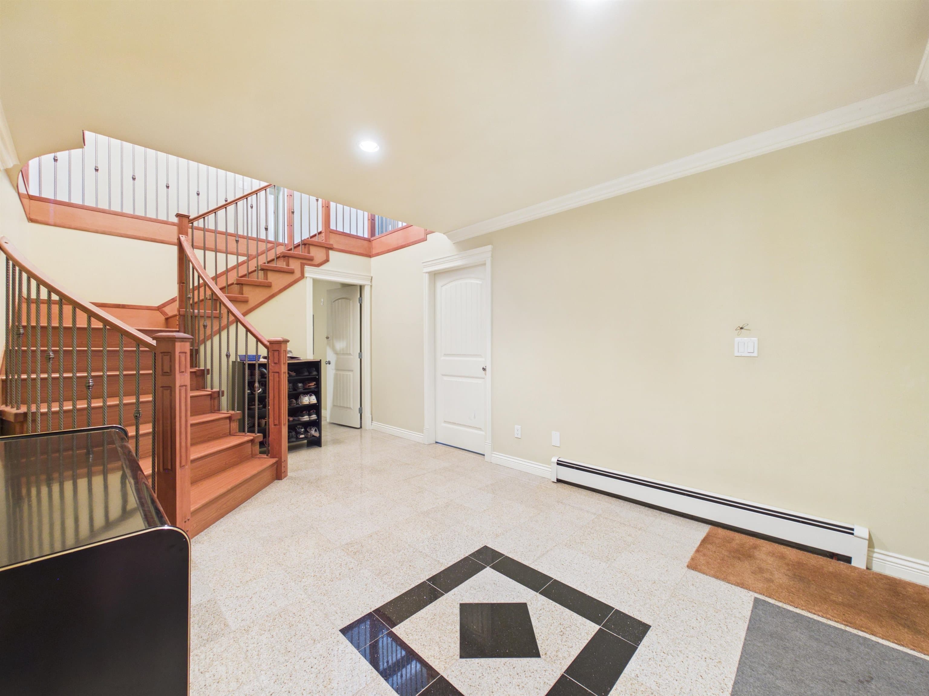 8690 E Tulsy Crescent, Surrey, V3W 7A4 — photo 3