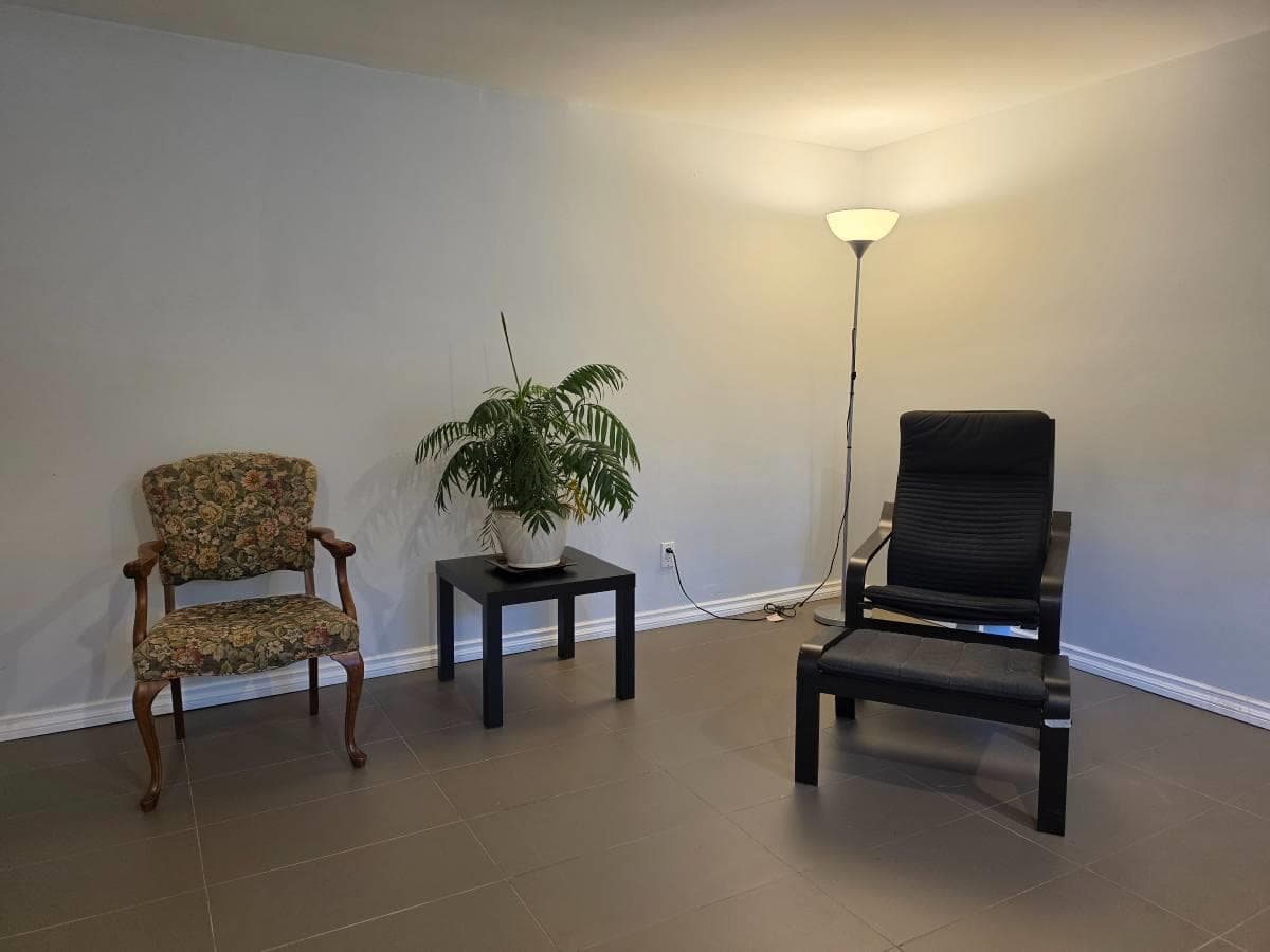 737 Robinson, Coquitlam, V3J 4E9 — photo 2