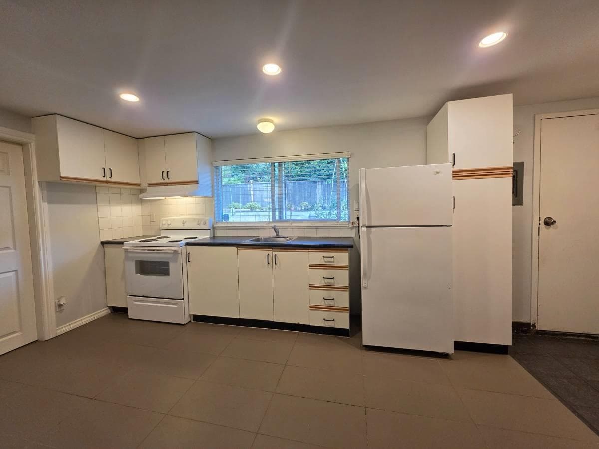 737 Robinson, Coquitlam, V3J 4E9 — photo 5
