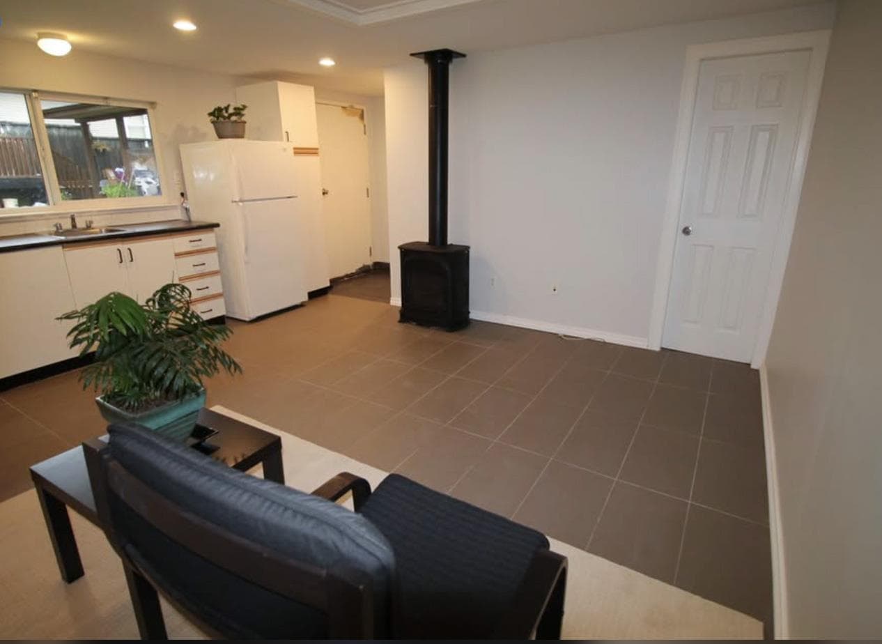737 Robinson, Coquitlam, V3J 4E9 — photo 4