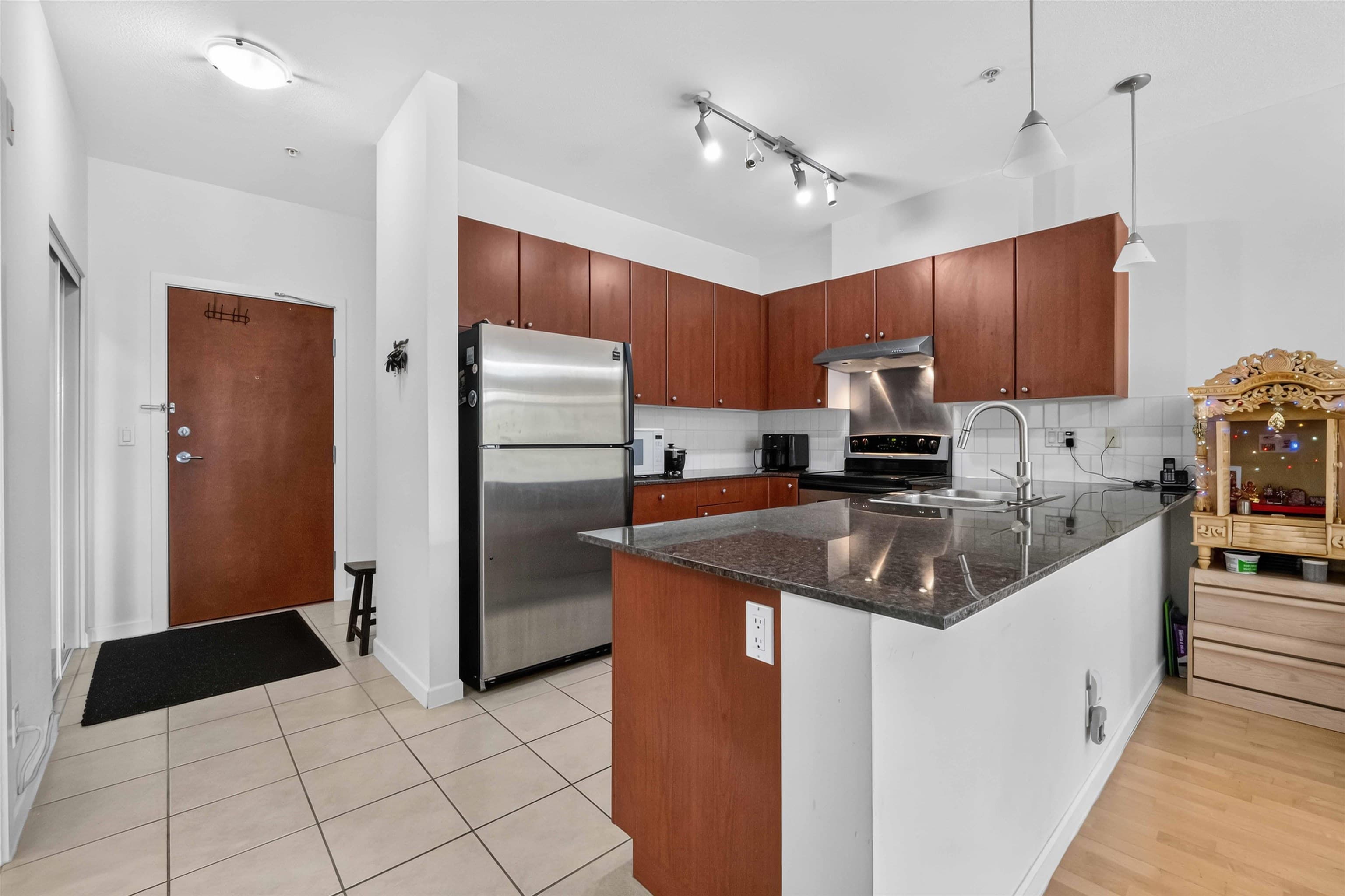 312 - 15380 102a Avenue, Surrey, V3R 0B3 — photo 5
