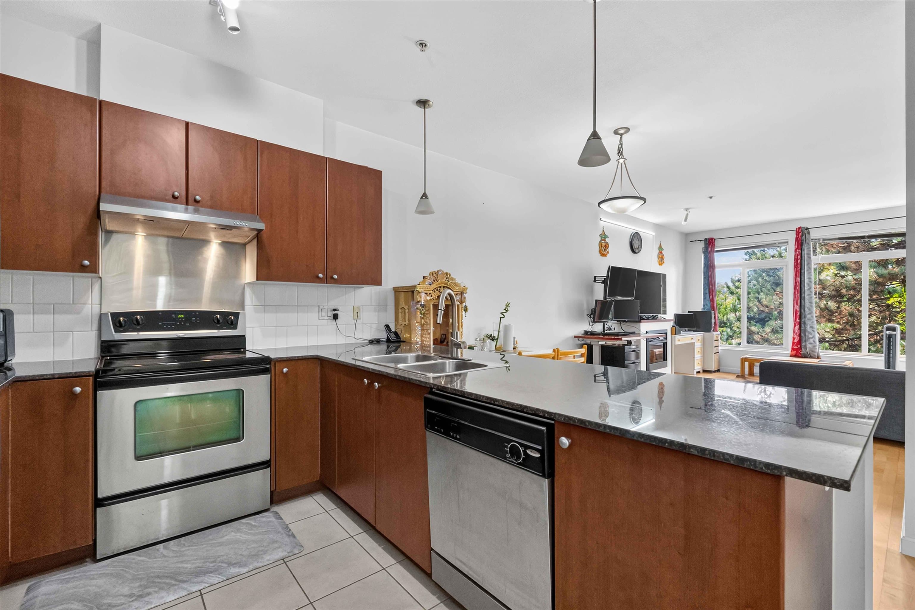 312 - 15380 102a Avenue, Surrey, V3R 0B3 — photo 4