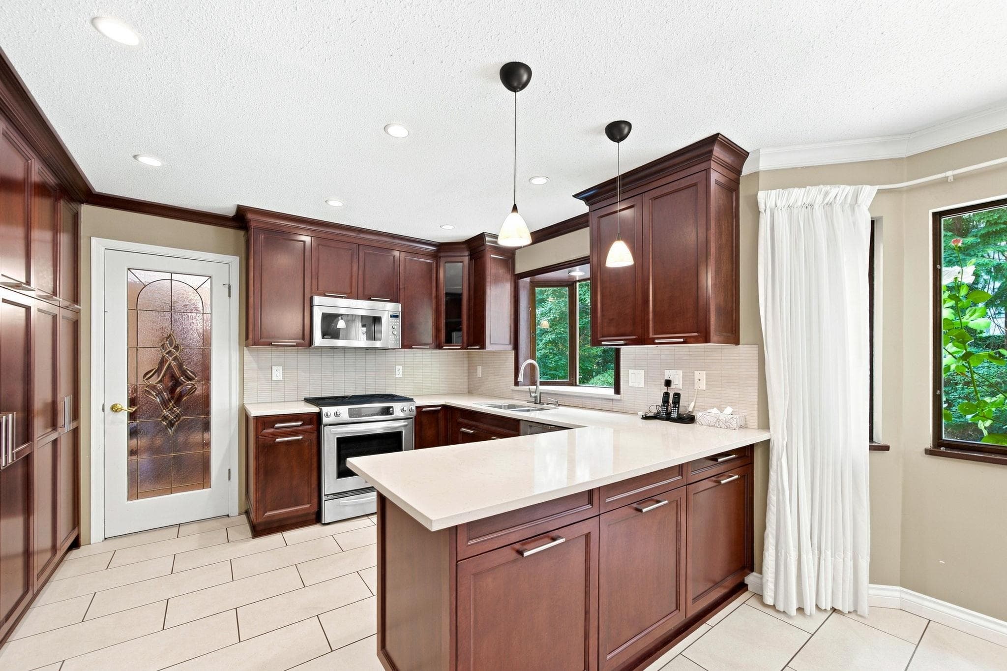 5519 Cliffridge Place, North Vancouver, V7R 4S2 — photo 5