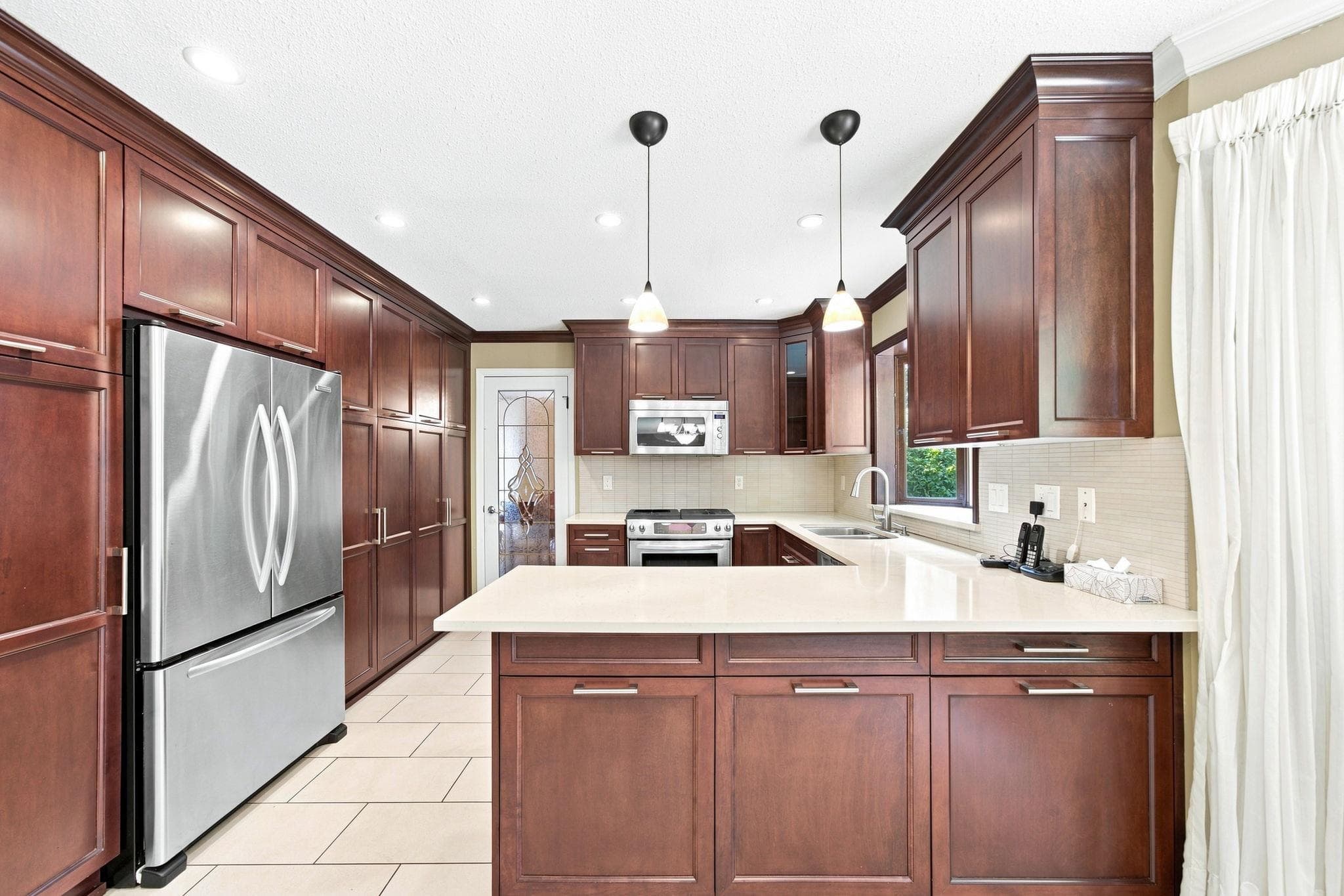 5519 Cliffridge Place, North Vancouver, V7R 4S2 — photo 4