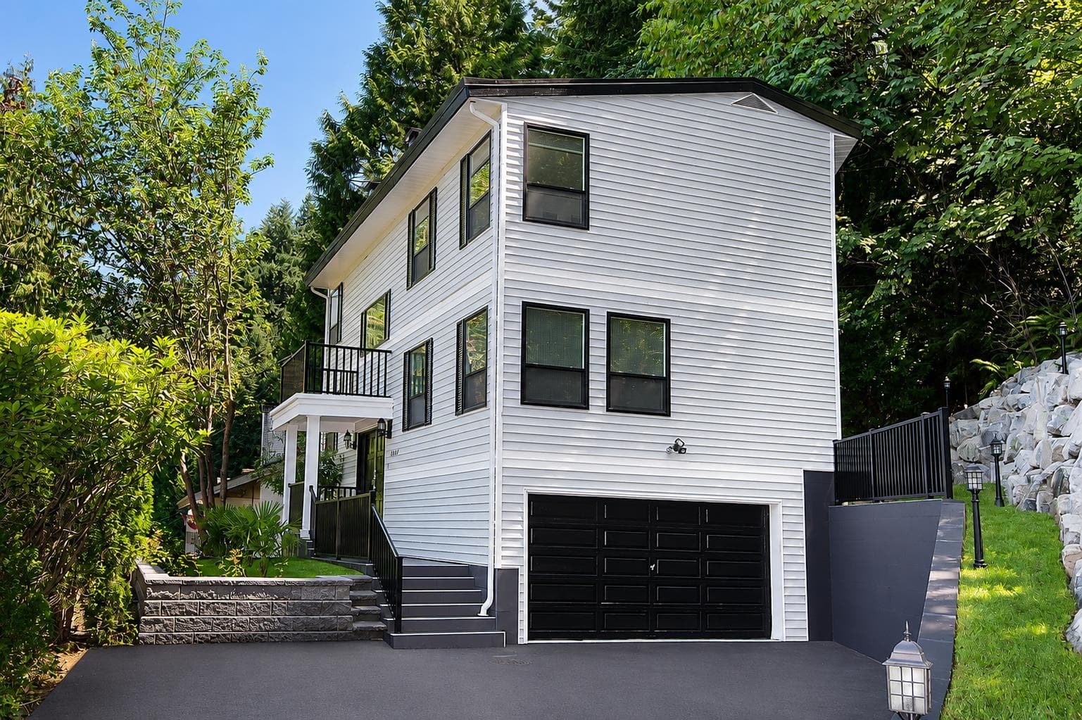 5530 Greenleaf Road, West Vancouver