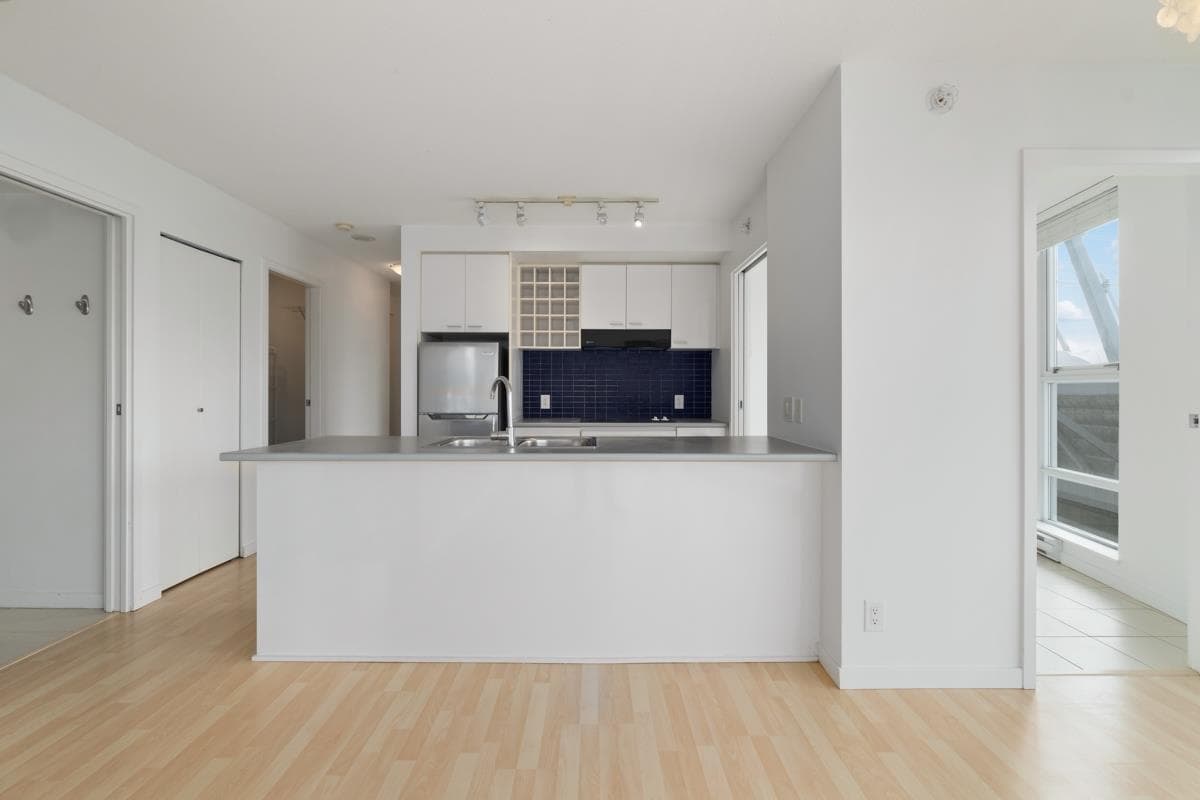 1503 - 111 W Georgia Street, Vancouver, V6E 4M3 — photo 2