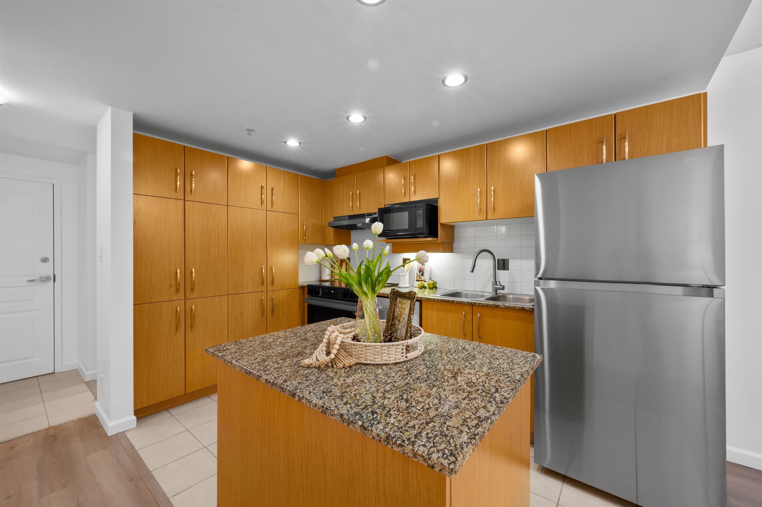 303 - 9288 University Crescent, Burnaby, V5A 4X7 — photo 2