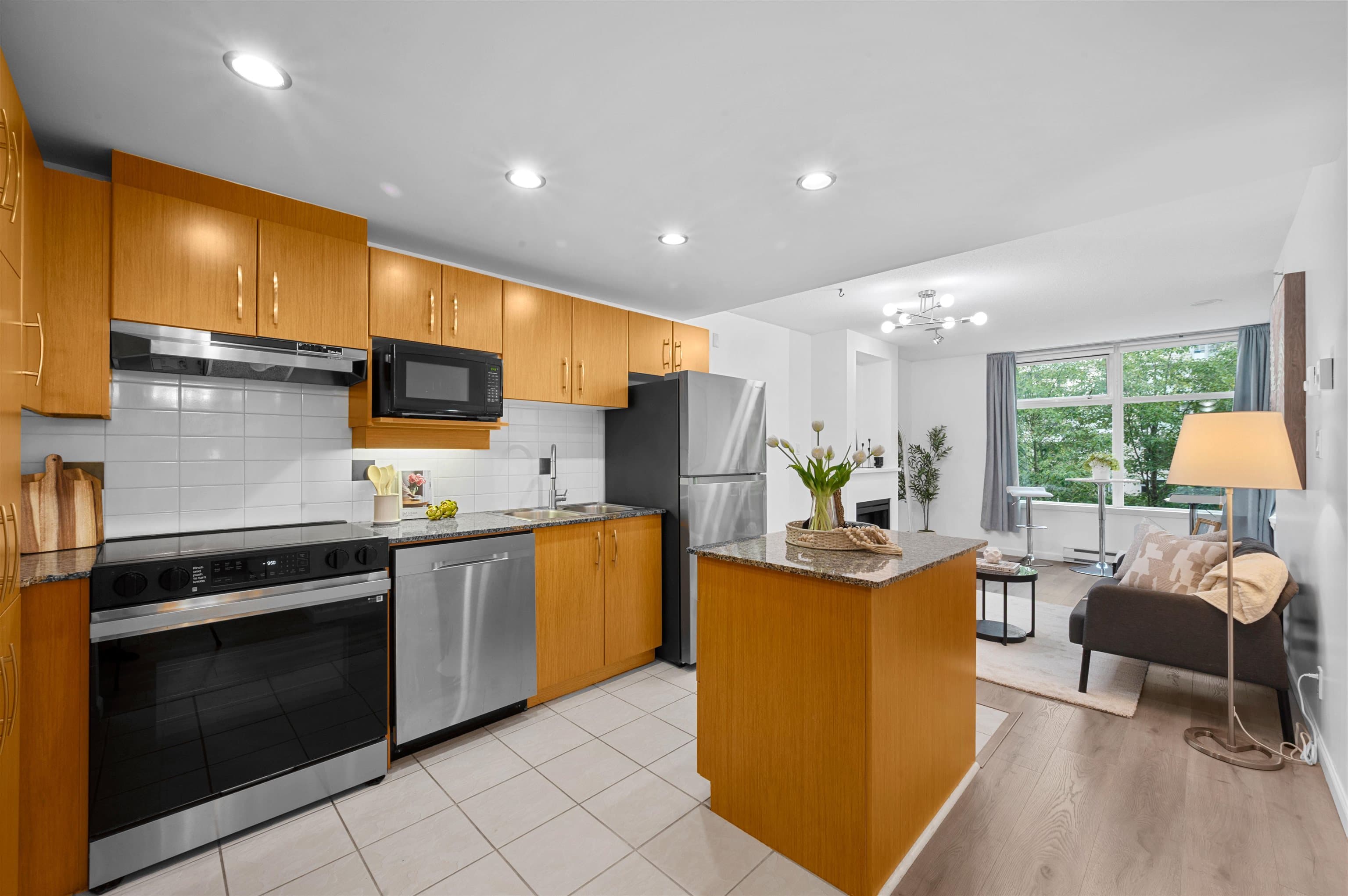 303 - 9288 University Crescent, Burnaby, V5A 4X7 — photo 4