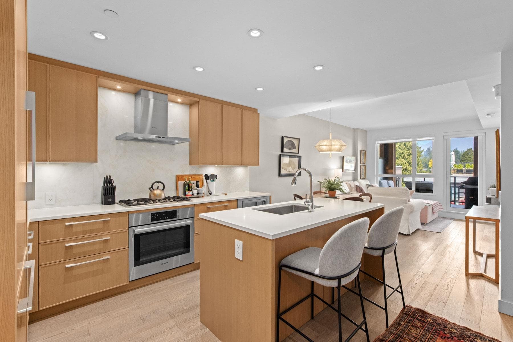 402 - 3220 Connaught Crescent, North Vancouver, V7R 0A5 — photo 2